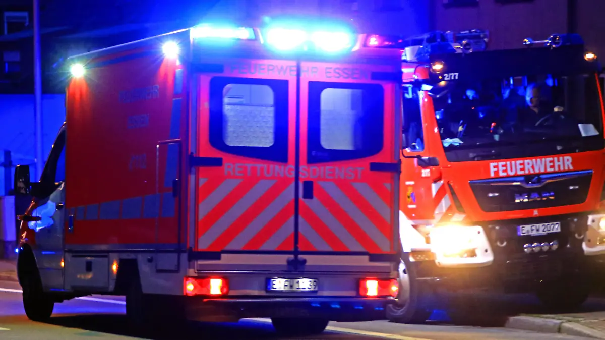  Rettungsdienst in der Stadt. Rettungsdienst mit einem Notarzt der Feuerwehr Essen im Einsatz bei einem medizinischen Notfall. *** Rescue service in the city Rescue service with an emergency physician from the Essen Fire Department on duty at a medical emergency