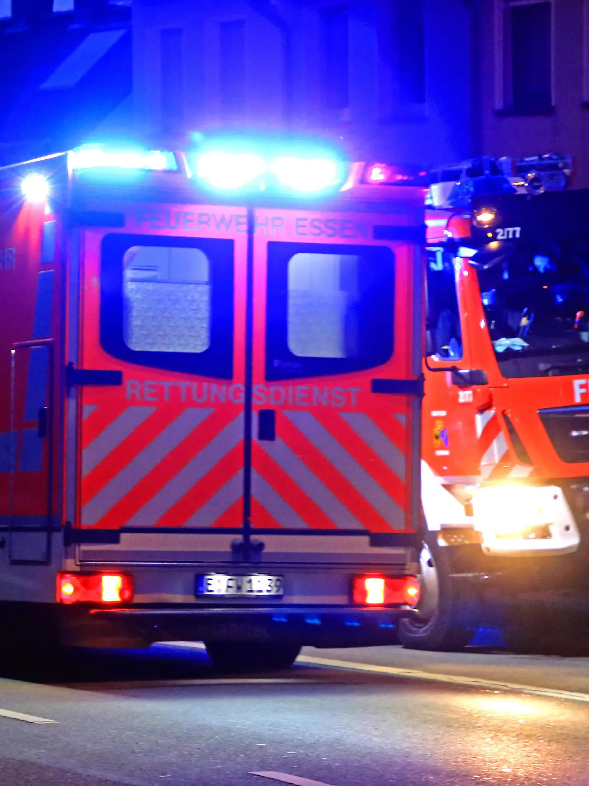  Rettungsdienst in der Stadt. Rettungsdienst mit einem Notarzt der Feuerwehr Essen im Einsatz bei einem medizinischen Notfall. *** Rescue service in the city Rescue service with an emergency physician from the Essen Fire Department on duty at a medical emergency