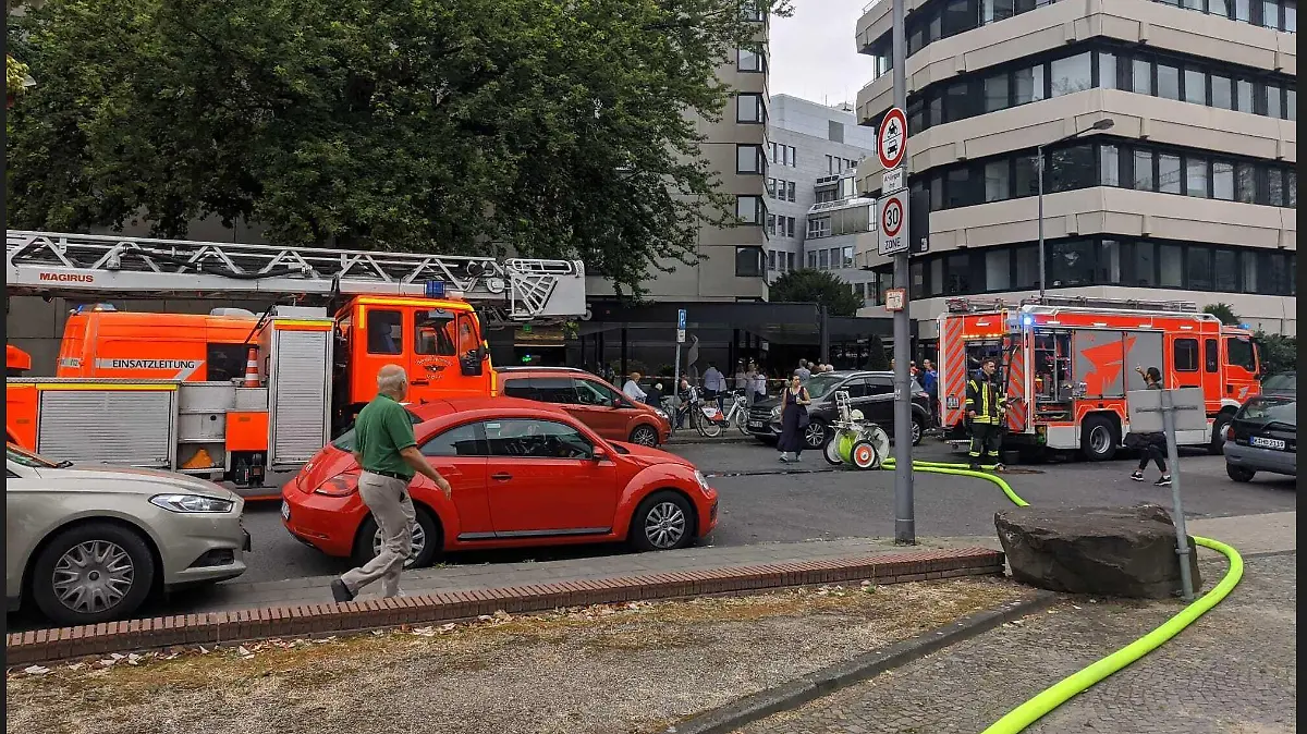 Bei einem Wohnhausbrand in Köln kam ein Mensch ums Leben.