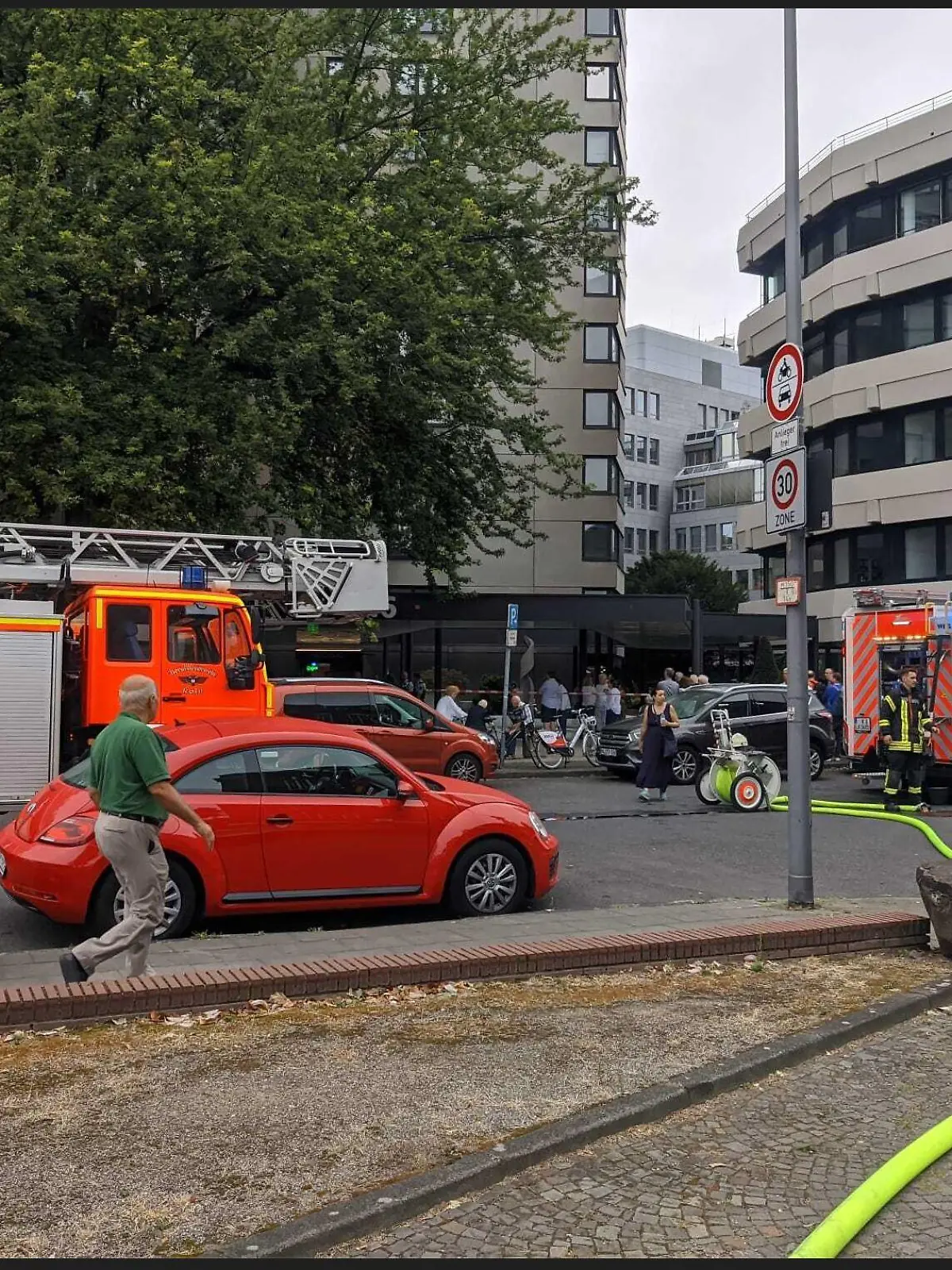 Bei einem Wohnhausbrand in Köln kam ein Mensch ums Leben.