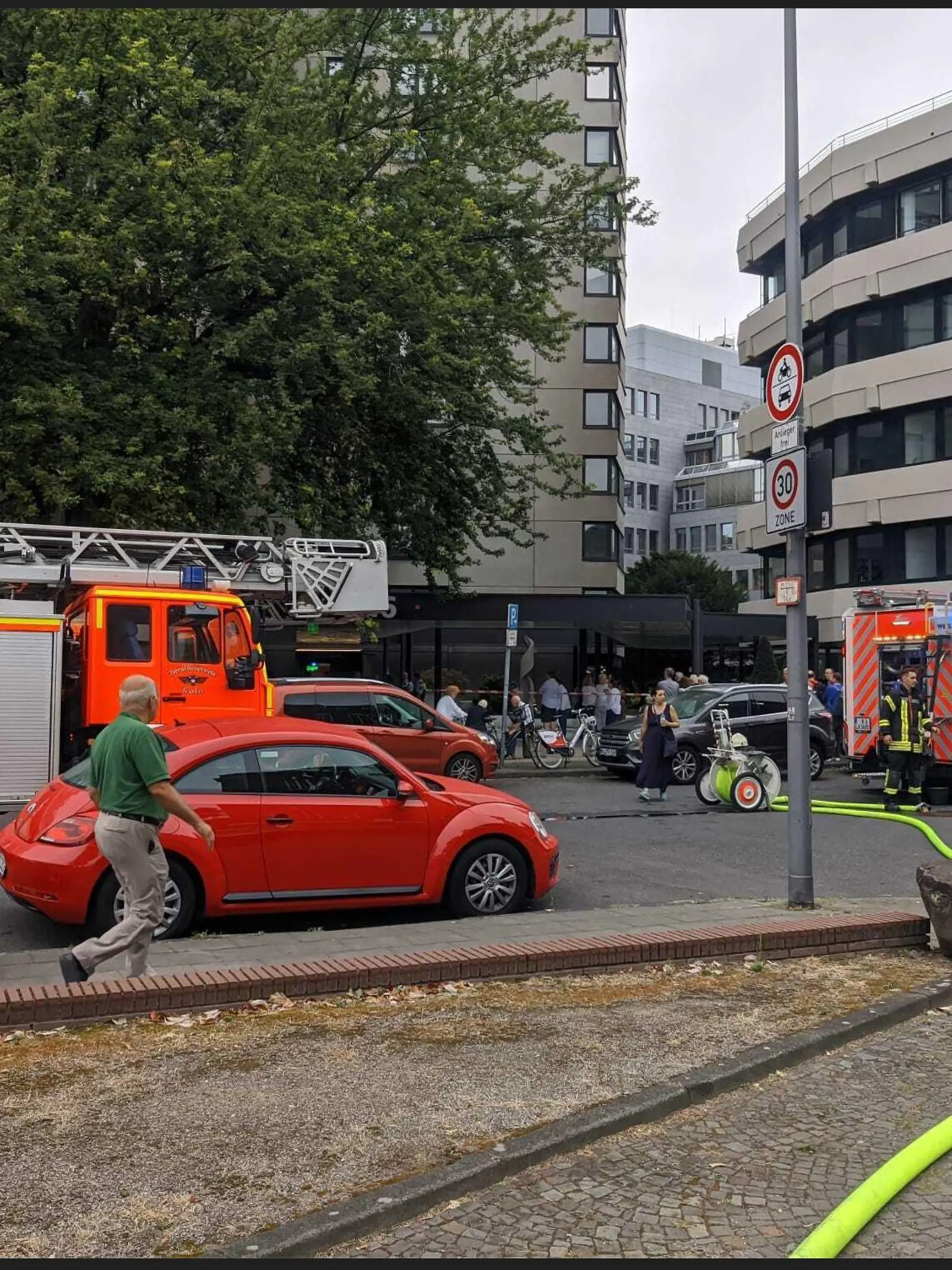 Bei einem Wohnhausbrand in Köln kam ein Mensch ums Leben.