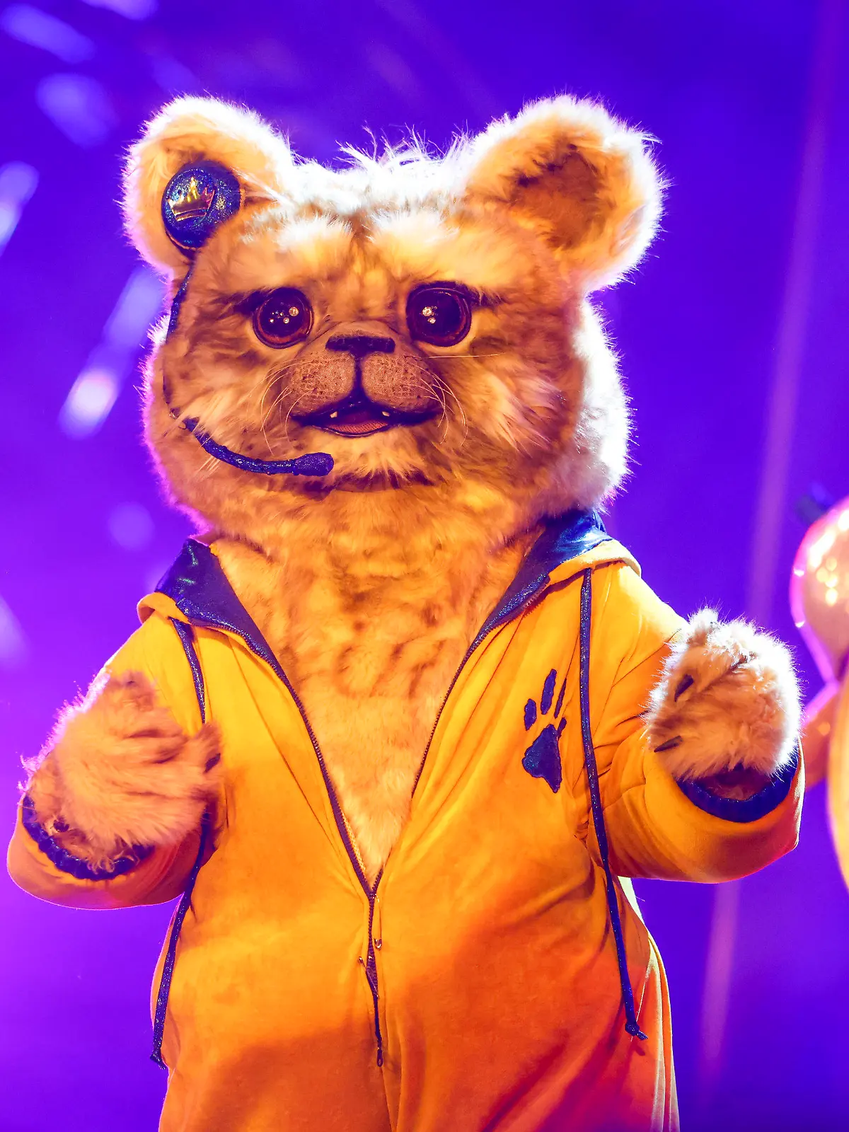 06.04.2024, Nordrhein-Westfalen, Köln: Die Figur ·Der Babylöwe· steht in der Prosieben-Show "The Masked Singer" auf der Bühne. (zu dpa: «Hugo Egon Balder als große Kartoffel bei «The Masked Singer» enttarnt») Foto: Thomas Banneyer/dpa +++ dpa-Bildfunk +++