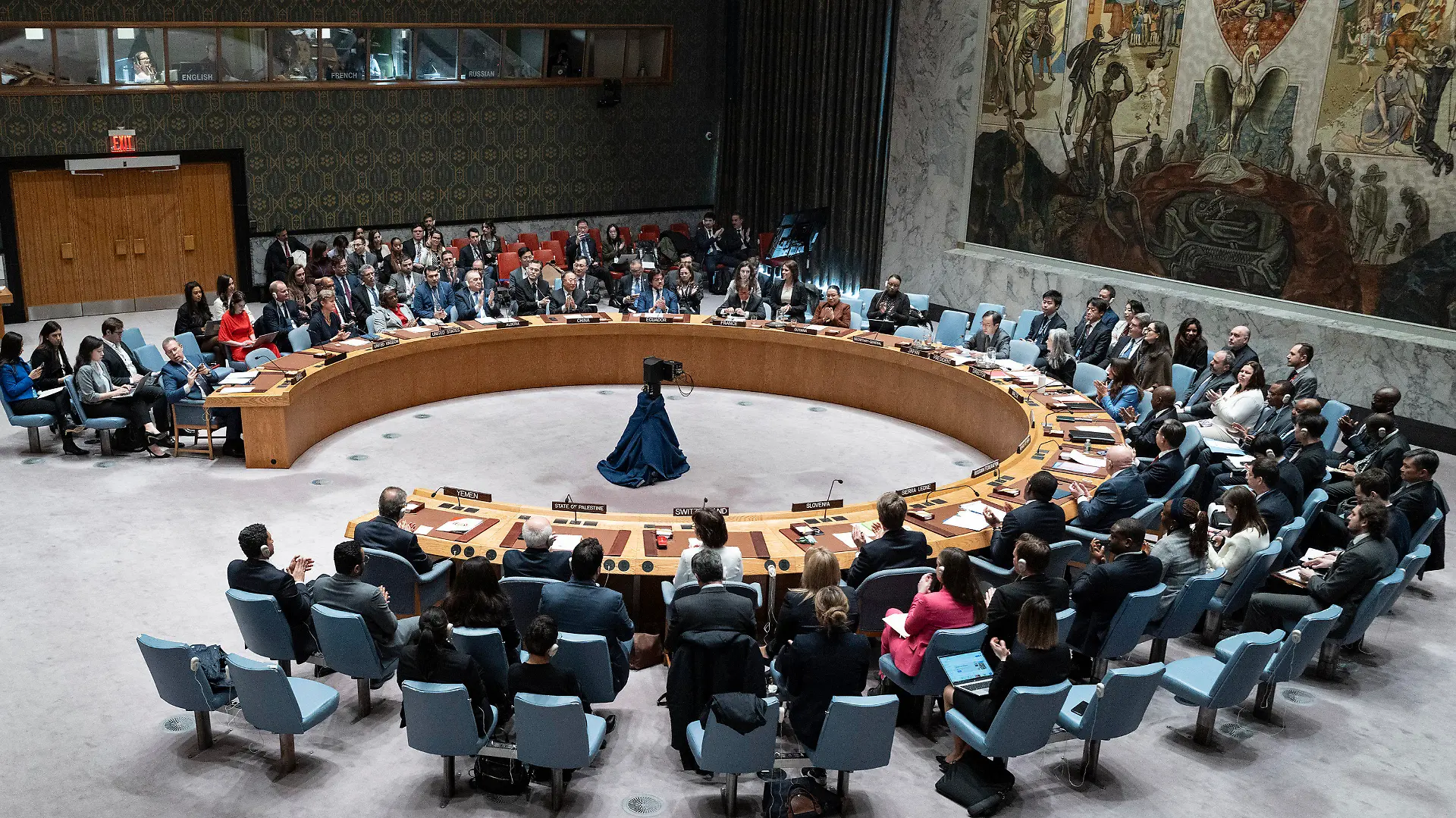 ARCHIV - 25.03.2024, USA, New York: Mitglieder des Sicherheitsrats der Vereinten Nationen applaudieren nach einer Abstimmung. (zu dpa: «Nach Angriff Irans auf Israel: UN-Sicherheitsrat plant Sondersitzung») Foto: Craig Ruttle/AP/dpa +++ dpa-Bildfunk +++