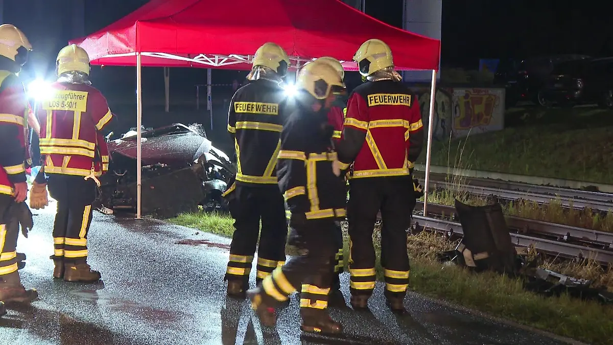 Einsatzkräfte versuchten, das Paar aus dem Auto zu retten.