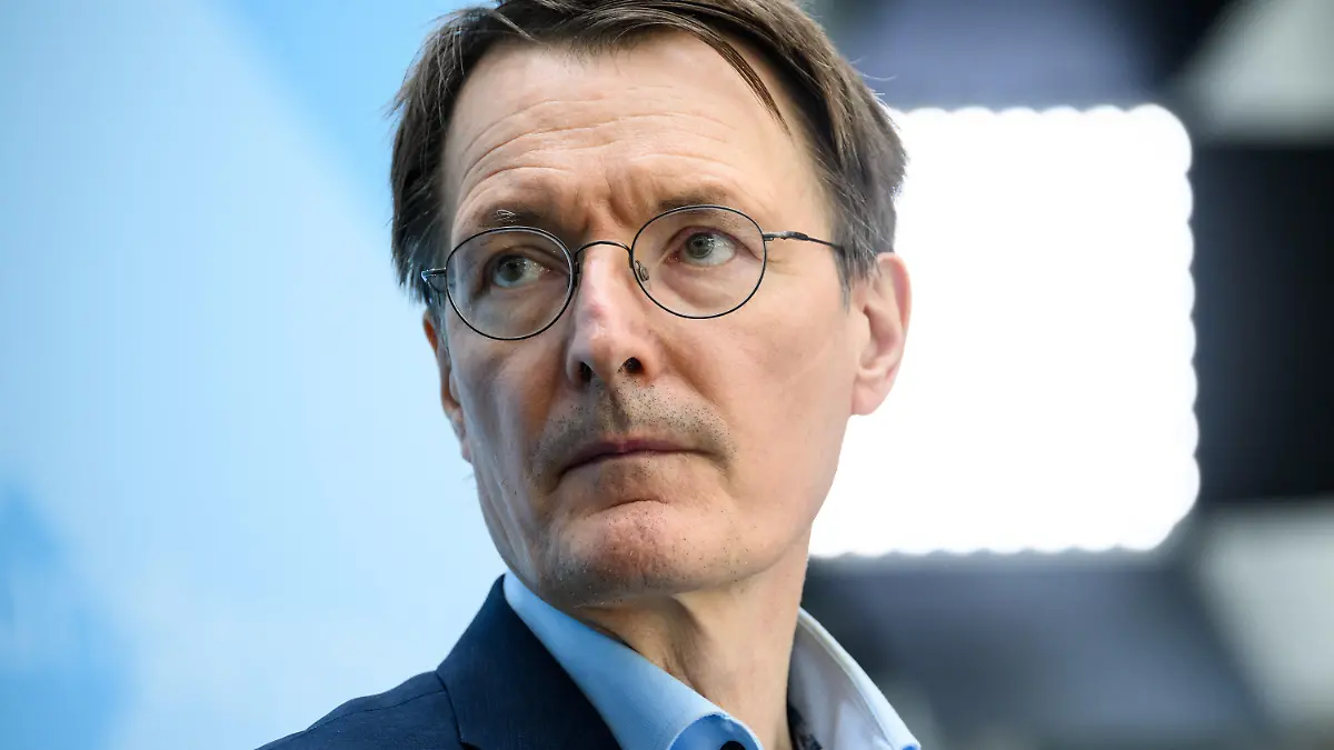 ARCHIV - 08.07.2022, Berlin: Karl Lauterbach (SPD), Bundesminister für Gesundheit, äußert sich im Bundesgesundheitsministerium über die erste Stellungnahme der Regierungskommission für eine moderne und bedarfsgerechte Krankenhausversorgung. (zu dpa «Lauterbach begrüßt Karlsruher Entscheidung zur Masern-Impfpflicht») Foto: Bernd von Jutrczenka/dpa +++ dpa-Bildfunk +++