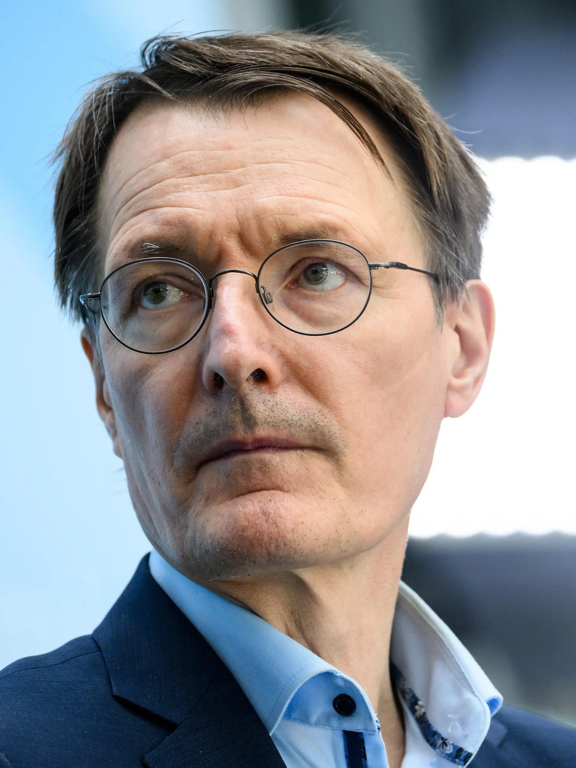 ARCHIV - 08.07.2022, Berlin: Karl Lauterbach (SPD), Bundesminister für Gesundheit, äußert sich im Bundesgesundheitsministerium über die erste Stellungnahme der Regierungskommission für eine moderne und bedarfsgerechte Krankenhausversorgung. (zu dpa «Lauterbach begrüßt Karlsruher Entscheidung zur Masern-Impfpflicht») Foto: Bernd von Jutrczenka/dpa +++ dpa-Bildfunk +++