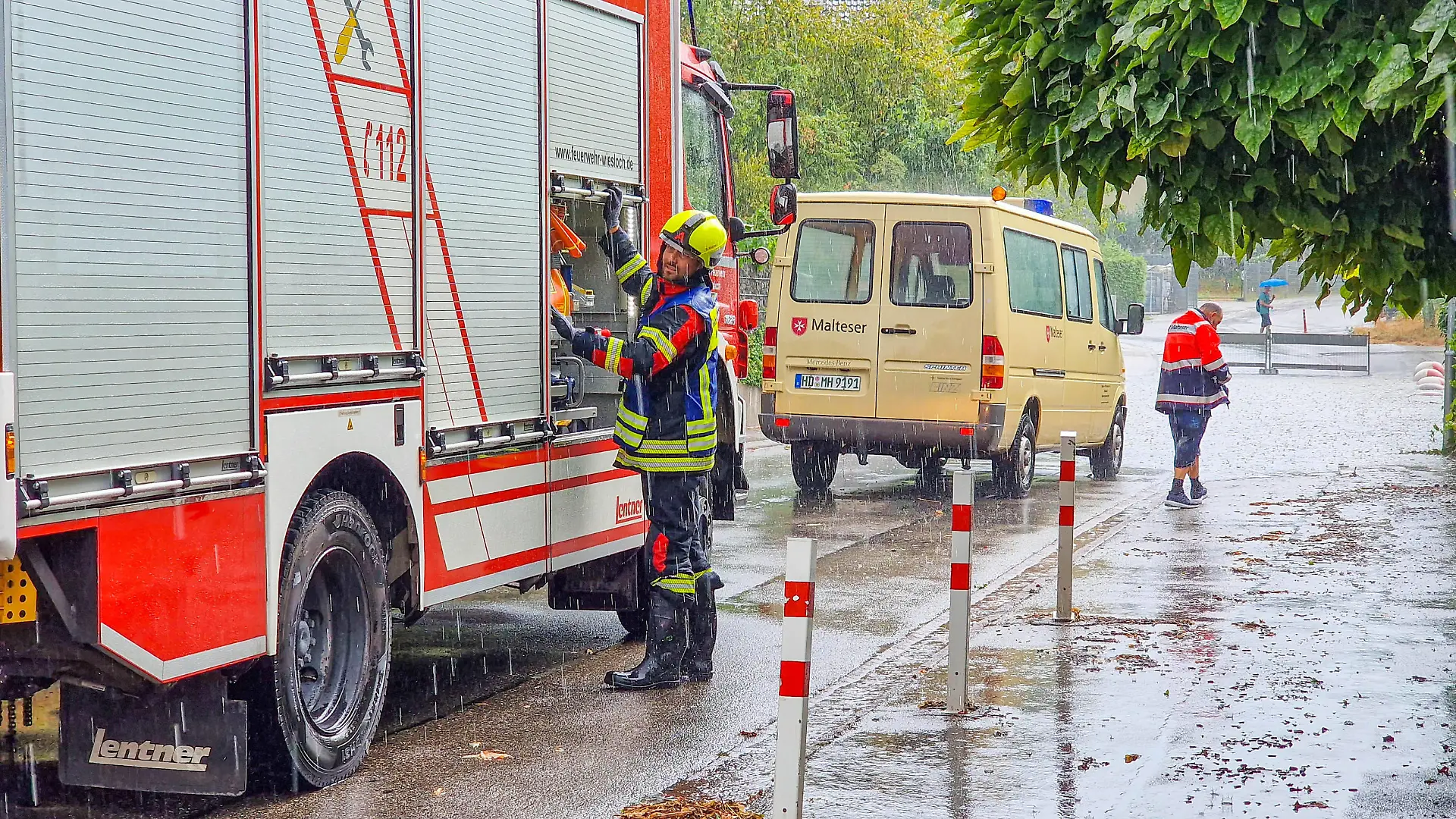 Schwere Unwetter über dem Südwesten: Straßen sind überflutet, viele Keller laufen voller Wasser Tausende Einsätze für die Feuerwehren im Südwesten Einsatzwagen der Malteser steckt in Wiesloch im Wasser fest ganze Wohnsiedlung in Sandhau Schwere Unwetter über dem Südwesten: Straßen sind überflutet, viele Keller laufen voller Wasser Tausende Einsätze für die Feuerwehren im Südwesten Einsatzwagen der Malteser steckt in Wiesloch im Wasser fest ganze Wohnsiedlung in Sandhausen läuft voller Wasser Autobahn A8 bei Pforzheim wegen Erdrutsch gesperrt *** Severe thunderstorms over the southwest streets are flooded, many cellars run full of water Thousands of deployments for the fire departments in the so Copyright: xEinsatz-Report24x/xFabianxGeierx