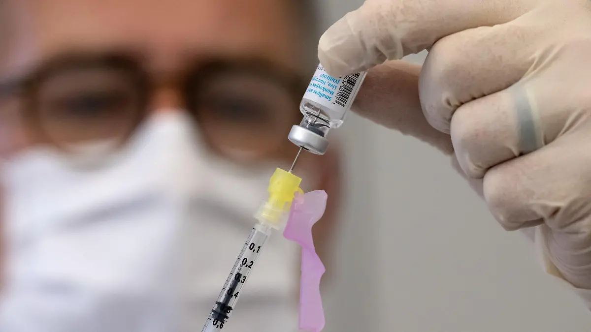 ARCHIV - 14.07.2022, Bayern, München: Ein Mitarbeiter eines Klinikums bereitet eine Spritze mit dem Impfstoff von Bavarian Nordic (Imvanex / Jynneos) gegen Affenpocken vor. In Baden-Württemberg sind bis zum Monatsbeginn knapp 430 Impfungen gegen die Affenpocken durchgeführt worden. (zu dpa «Knapp 430 Affenpocken-Impfungen in Baden-Württemberg durchgeführt») Foto: Sven Hoppe/dpa +++ dpa-Bildfunk +++