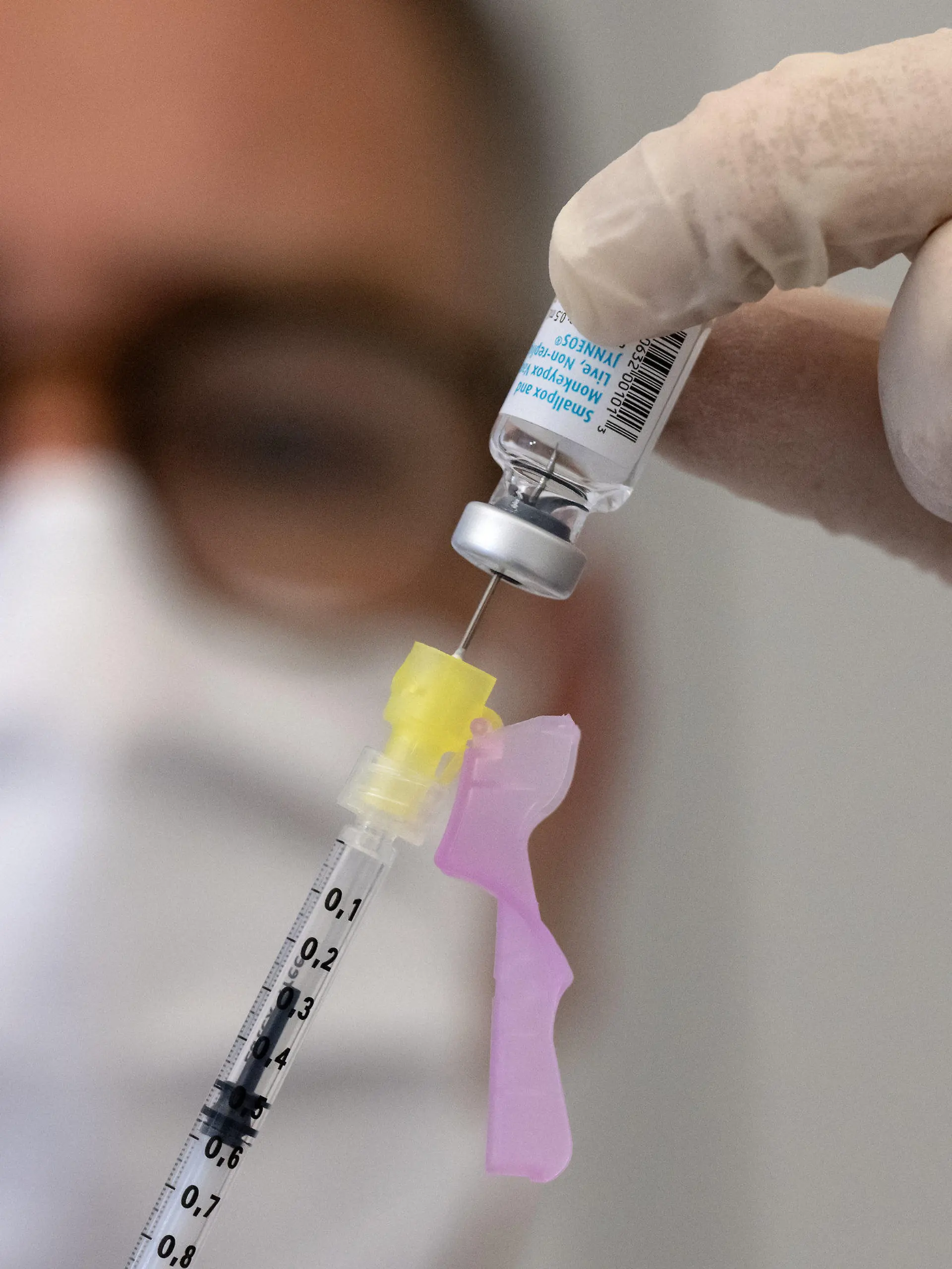 ARCHIV - 14.07.2022, Bayern, München: Ein Mitarbeiter eines Klinikums bereitet eine Spritze mit dem Impfstoff von Bavarian Nordic (Imvanex / Jynneos) gegen Affenpocken vor. In Baden-Württemberg sind bis zum Monatsbeginn knapp 430 Impfungen gegen die Affenpocken durchgeführt worden. (zu dpa «Knapp 430 Affenpocken-Impfungen in Baden-Württemberg durchgeführt») Foto: Sven Hoppe/dpa +++ dpa-Bildfunk +++