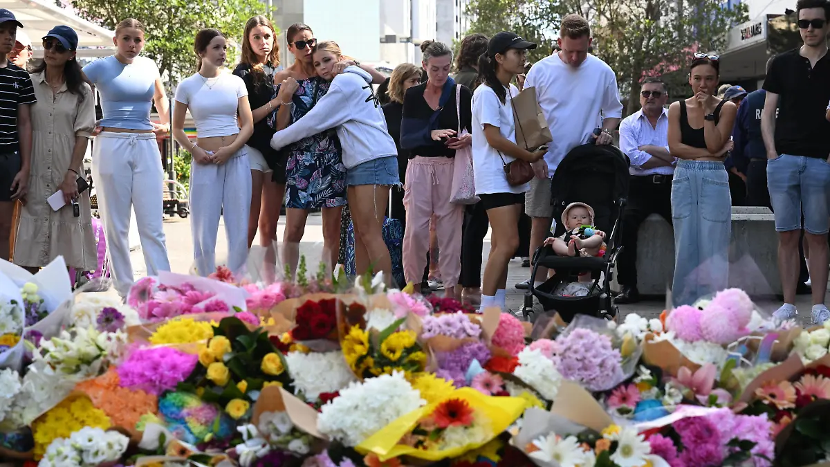 BONDI STABBING MASS MURDER, Members of the public pay their respect and lay flowers at the scene of yesterdays mass stabbing at Bondi Junction, Sydney, Sunday, April 14, 2024. The man who fatally stabbed six people in a horror attack at a Sydney shopping centre has been identified as 40-year-old Joel Cauchi who moved to Sydney from Queensland last month.  ACHTUNG: NUR REDAKTIONELLE NUTZUNG, KEINE ARCHIVIERUNG UND KEINE BUCHNUTZUNG SYDNEY NEW SOUTH WALES AUSTRALIA PUBLICATIONxNOTxINxAUSxNZLxPNGxFIJxVANxSOLxTGA Copyright: xDEANxLEWINSx 20240414001931747928