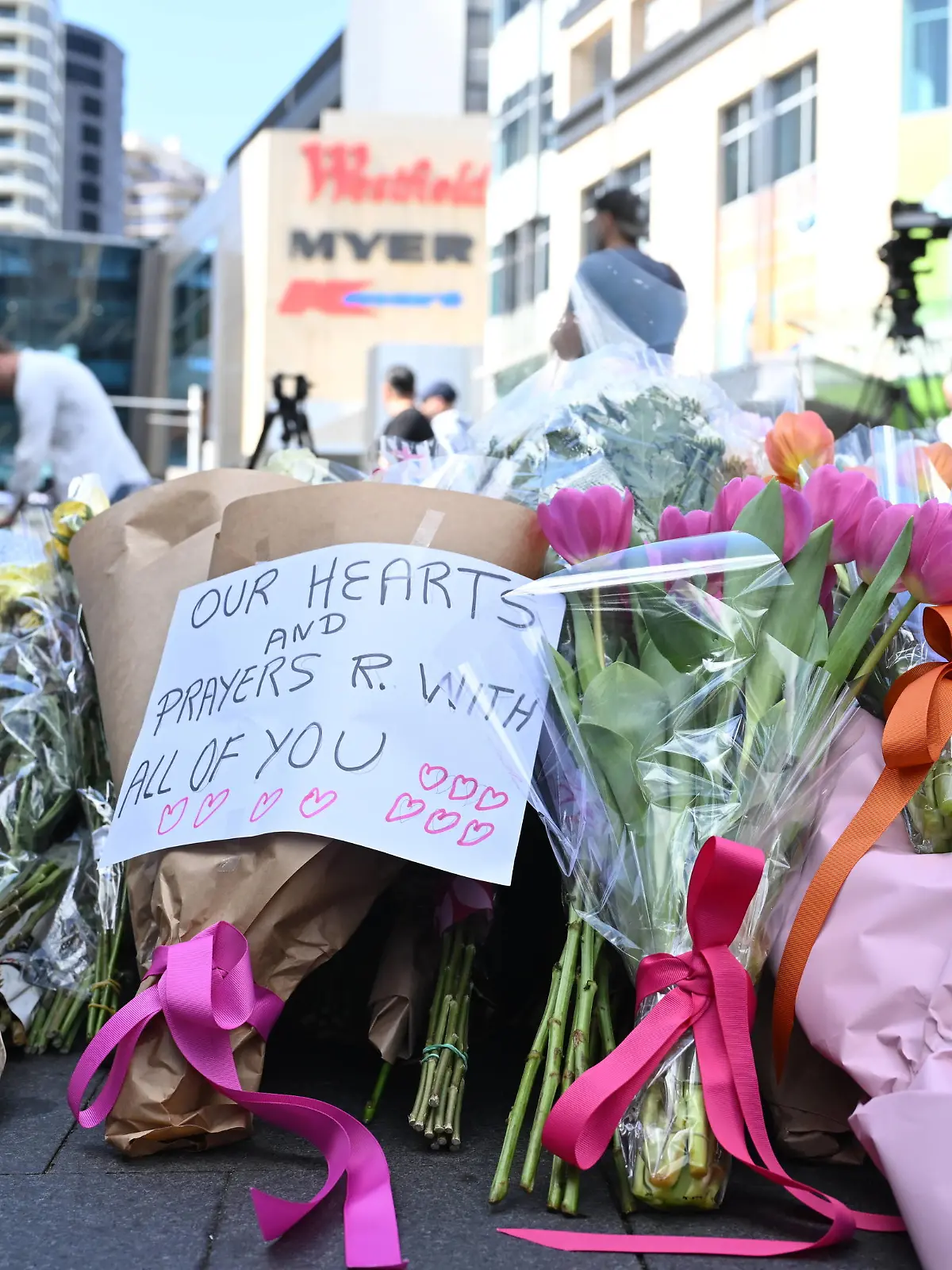 BONDI STABBING MASS MURDER, Members of the public pay their respect and lay flowers at the scene of yesterdays mass stabbing at Bondi Junction, Sydney, Sunday, April 14, 2024. The man who fatally stabbed six people in a horror attack at a Sydney shopping centre has been identified as 40-year-old Joel Cauchi who moved to Sydney from Queensland last month.  ACHTUNG: NUR REDAKTIONELLE NUTZUNG, KEINE ARCHIVIERUNG UND KEINE BUCHNUTZUNG SYDNEY NEW SOUTH WALES AUSTRALIA PUBLICATIONxNOTxINxAUSxNZLxPNGxFIJxVANxSOLxTGA Copyright: xDEANxLEWINSx 20240414001931770680