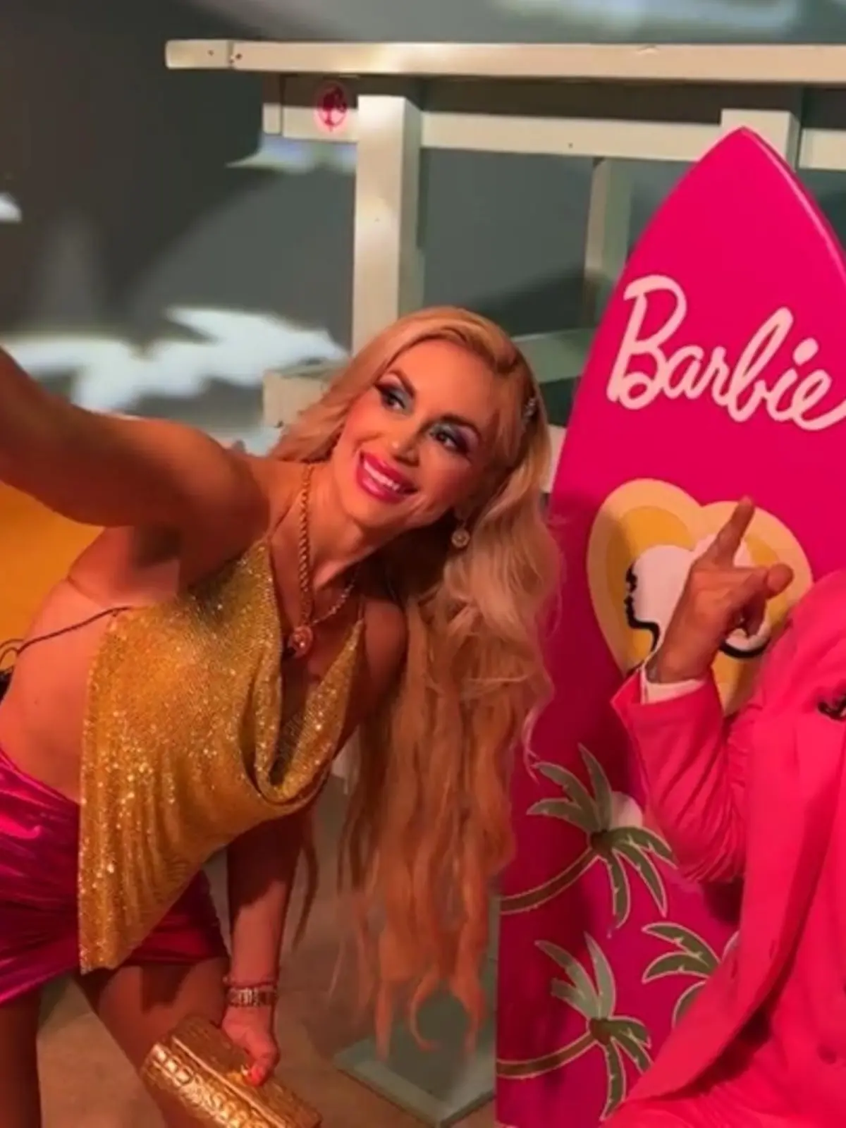 Alle sind im Barbie- und Ken-Fieber! Für Justin Jedlica und Marcela Iglesias ist das Schnee von gestern. Schon seit Jahren leben sie in ihrer pinken Traumwelt, seit Jahren geben sie unglaublich viel Geld für Schönheitsoperationen aus. Um so perfekt auszusehen wie die Spielzeugpuppen!