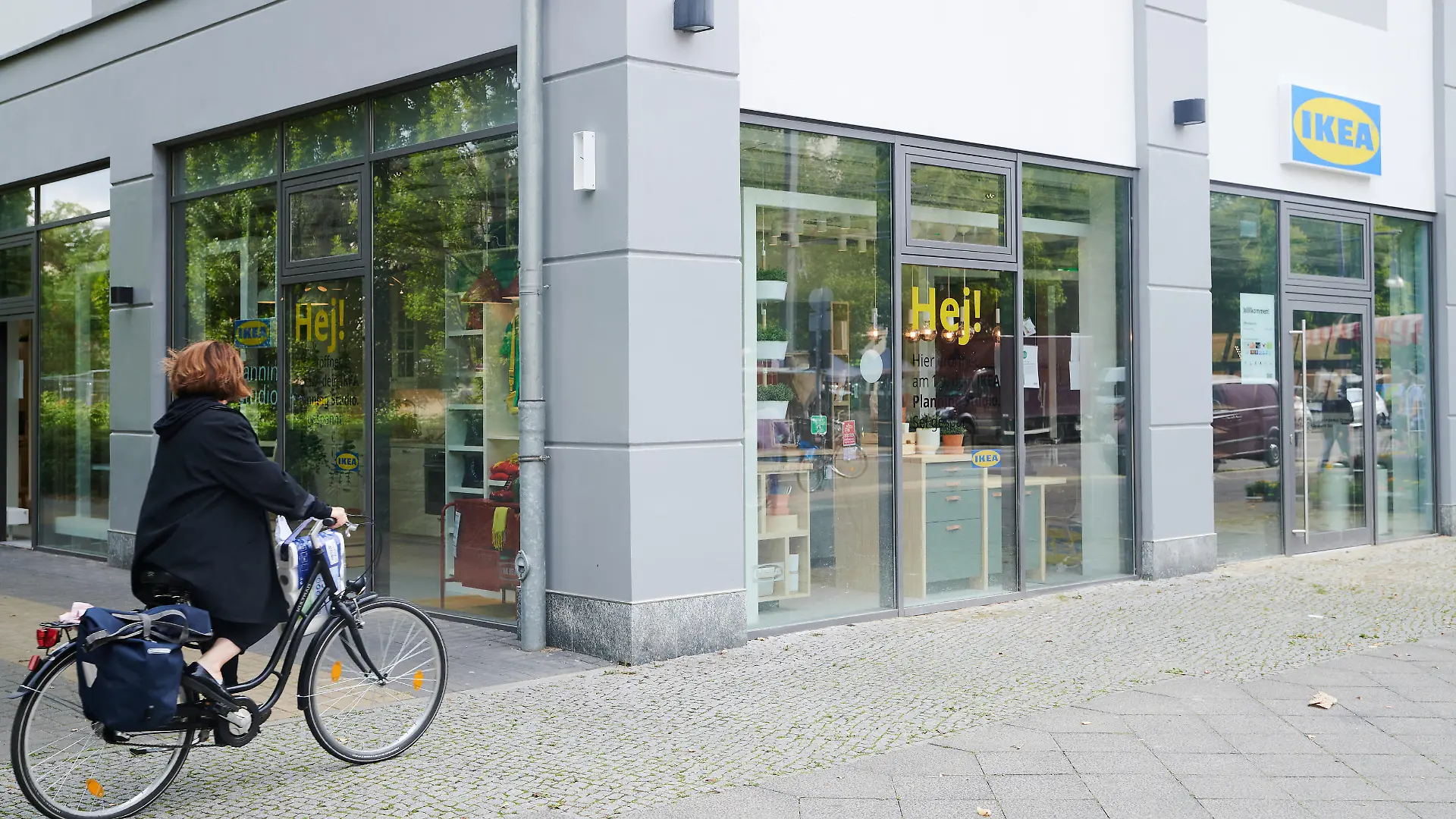 Am 1.9. eröffnet in Berlin Pankow eine Miniaturausgabe des Ikea Möbelkonzernes. Das winzige Möbelhaus ist das erste Planning Studio Deutschlands. Hier kann man weder Servietten noch Möbel mitnehmen. Es gibt auch keine Parkplätze und keinen Hotdog. Dafür wird man beraten und kann das Bestellte Nachhause liefern lassen.