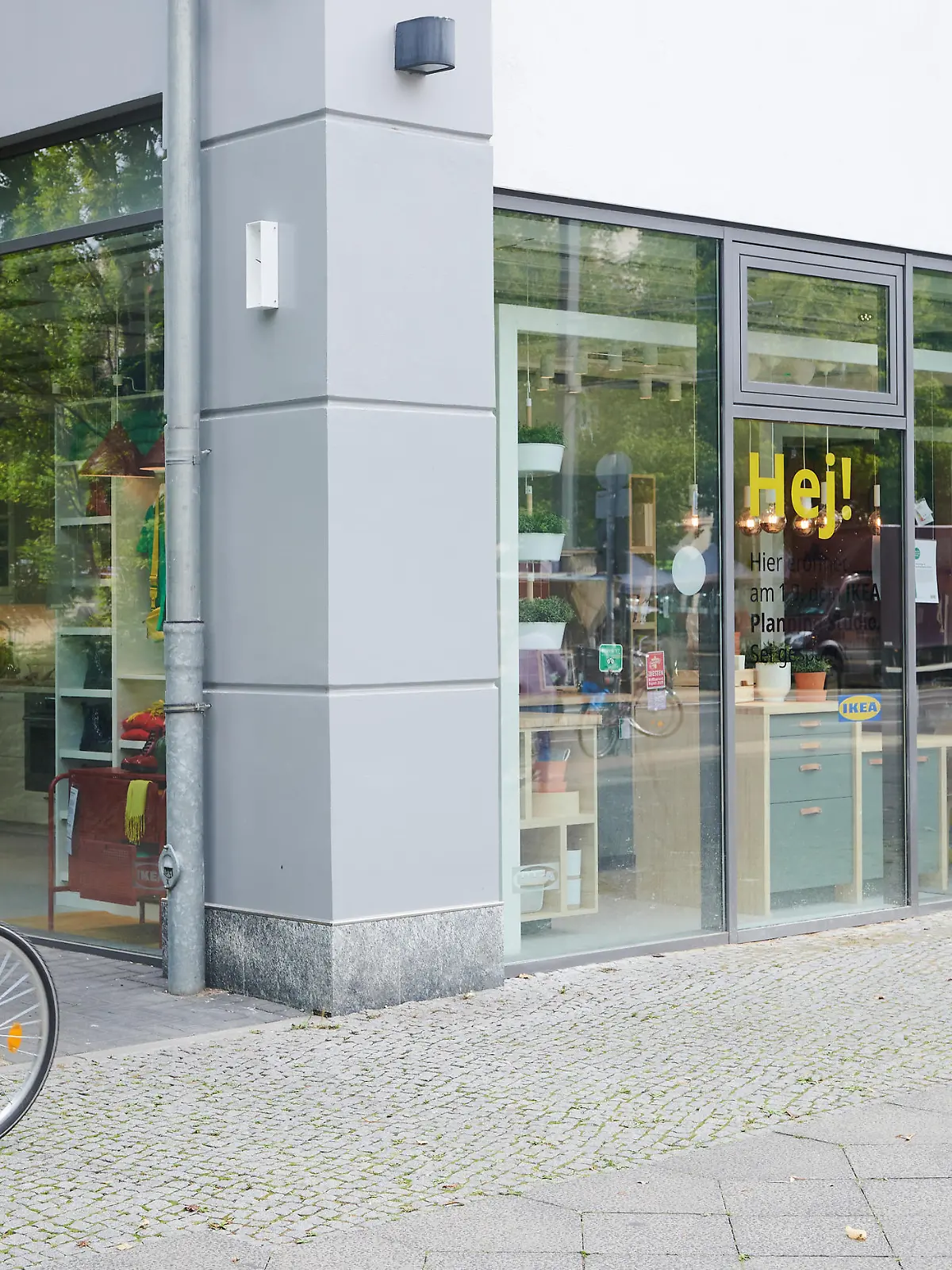Am 1.9. eröffnet in Berlin Pankow eine Miniaturausgabe des Ikea Möbelkonzernes. Das winzige Möbelhaus ist das erste Planning Studio Deutschlands. Hier kann man weder Servietten noch Möbel mitnehmen. Es gibt auch keine Parkplätze und keinen Hotdog. Dafür wird man beraten und kann das Bestellte Nachhause liefern lassen.