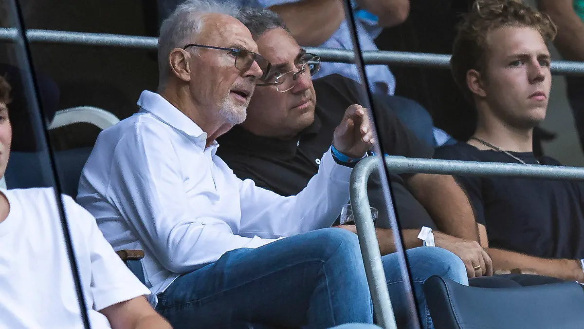 27.08.2022, Baden-Württemberg, Sinsheim: Fußball: Bundesliga, TSG 1899 Hoffenheim - FC Augsburg, 4. Spieltag, PreZero Arena. Franz Beckenbauer sitzt auf der Tribüne. Foto: Tom Weller/dpa - WICHTIGER HINWEIS: Gemäß den Vorgaben der DFL Deutsche Fußball Liga bzw. des DFB Deutscher Fußball-Bund ist es untersagt, in dem Stadion und/oder vom Spiel angefertigte Fotoaufnahmen in Form von Sequenzbildern und/oder videoähnlichen Fotostrecken zu verwerten bzw. verwerten zu lassen. +++ dpa-Bildfunk +++