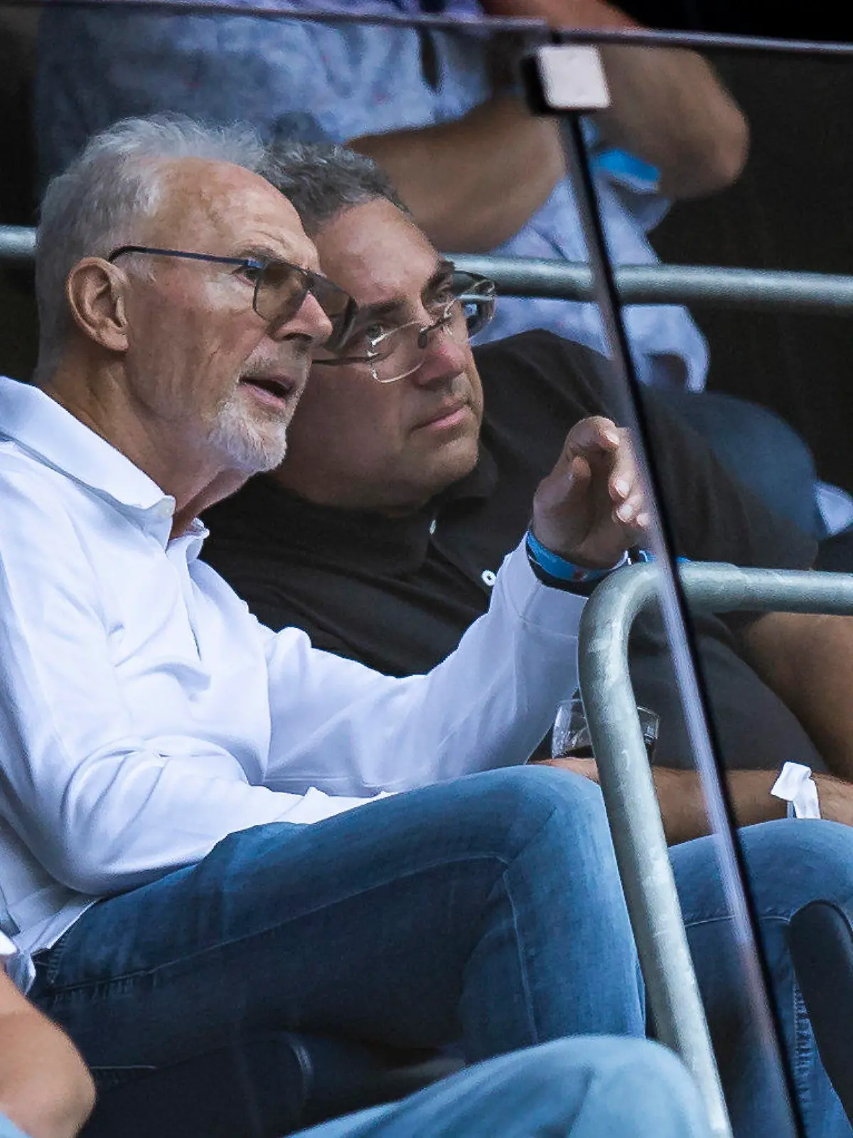 27.08.2022, Baden-Württemberg, Sinsheim: Fußball: Bundesliga, TSG 1899 Hoffenheim - FC Augsburg, 4. Spieltag, PreZero Arena. Franz Beckenbauer sitzt auf der Tribüne. Foto: Tom Weller/dpa - WICHTIGER HINWEIS: Gemäß den Vorgaben der DFL Deutsche Fußball Liga bzw. des DFB Deutscher Fußball-Bund ist es untersagt, in dem Stadion und/oder vom Spiel angefertigte Fotoaufnahmen in Form von Sequenzbildern und/oder videoähnlichen Fotostrecken zu verwerten bzw. verwerten zu lassen. +++ dpa-Bildfunk +++