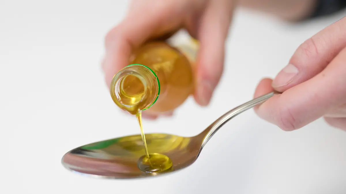 Zum Themendienst-Bericht vom 18. Januar 2017: Ein Löffelchen Öl vor dem Feierngehen kann zumindest nicht schaden. Vielleicht sorgt es sogar dafür, dass weniger Alkohol ins Blut gelangt. (Archivbild vom 12.1.2017/Nur zur redaktionellen Verwendung durch Themendienst-Bezieher.) Foto: Florian Schuh