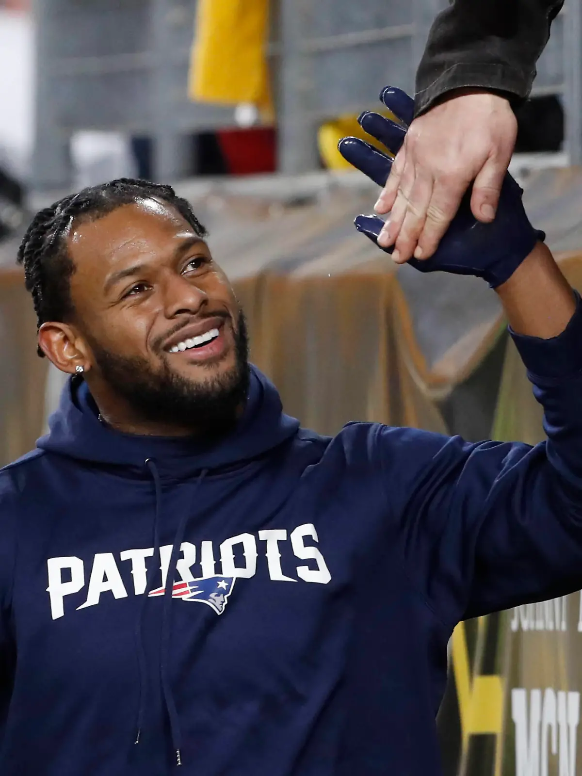 NFL, American Football Herren, USA New England Patriots at Pittsburgh Steelers Dec 7, 2023 Pittsburgh, Pennsylvania, USA New England Patriots wide receiver JuJu Smith-Schuster 7 greets fans before the game against the Pittsburgh Steelers at Acrisure Stadium. Pittsburgh Acrisure Stadium Pennsylvania USA, EDITORIAL USE ONLY PUBLICATIONxINxGERxSUIxAUTxONLY Copyright: xCharlesxLeClairex 20231107_cec_al8_016