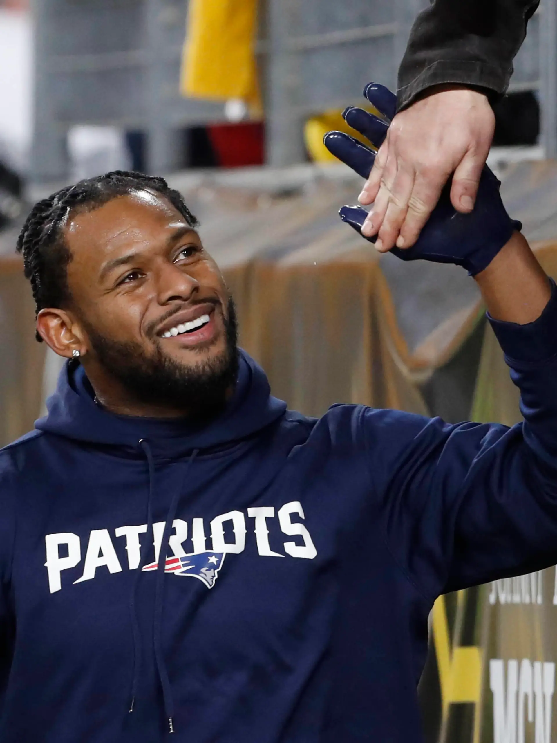 NFL, American Football Herren, USA New England Patriots at Pittsburgh Steelers Dec 7, 2023 Pittsburgh, Pennsylvania, USA New England Patriots wide receiver JuJu Smith-Schuster 7 greets fans before the game against the Pittsburgh Steelers at Acrisure Stadium. Pittsburgh Acrisure Stadium Pennsylvania USA, EDITORIAL USE ONLY PUBLICATIONxINxGERxSUIxAUTxONLY Copyright: xCharlesxLeClairex 20231107_cec_al8_016