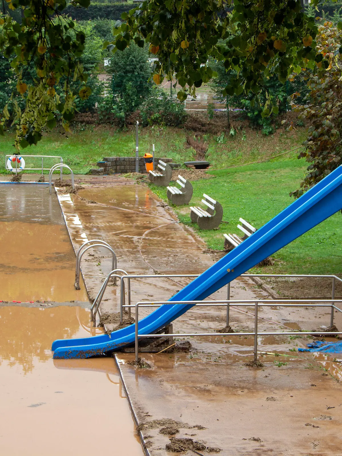 27.08.2022, Sachsen, Gersdorf: Eine Schlammlawine hat das Freibad verwüstet - der Schlamm steht einen halben Meter hoch im Becken. Seit Freitagmittag waren immer wieder kräftige Gewitter über Sachsen gezogen, die örtlich unwetterartigen Regen brachten. Foto: Maxim Schaller ID 667/Blaulichtreport&Stormchasing/dpa +++ dpa-Bildfunk +++
