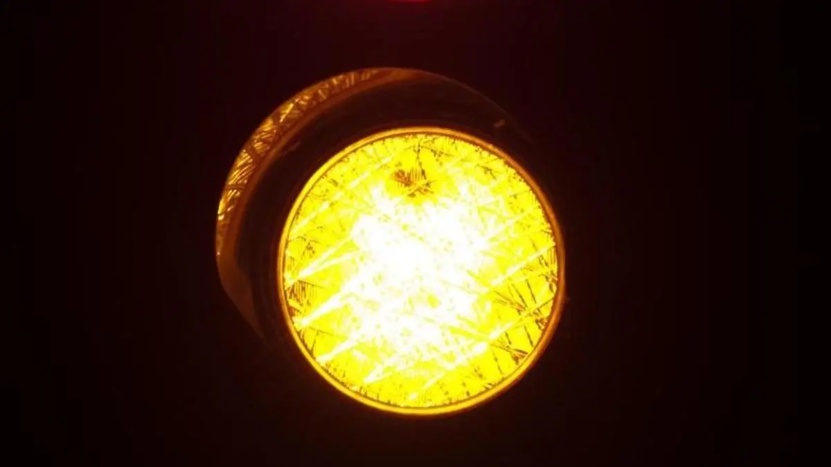 Die Gelbphase einer Ampel hängt von der zulässigen Höchstgeschwindigkeit ab. Sind maximal 50 km/h zugelassen, dann steht die Ampel drei Sekunden auf Gelb. Foto: Bernd Thissen