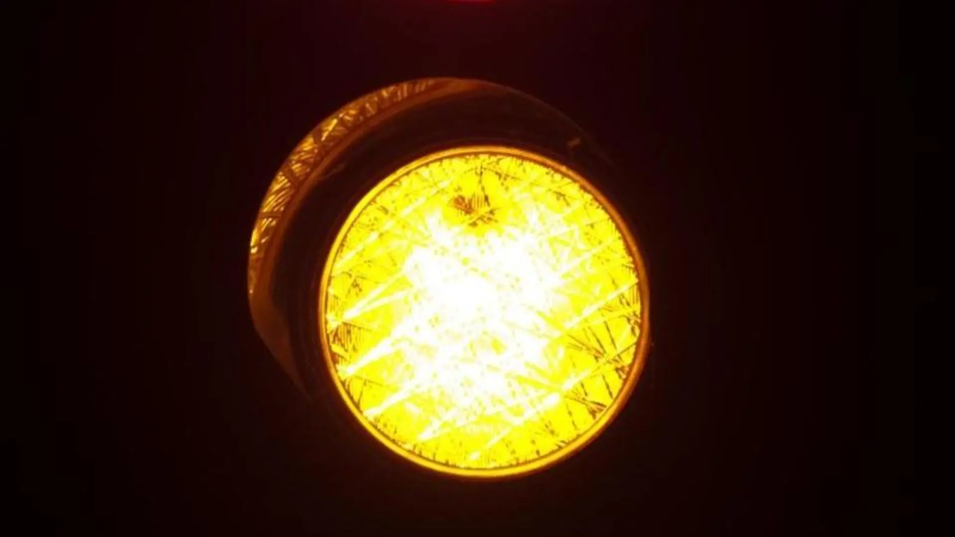 Die Gelbphase einer Ampel hängt von der zulässigen Höchstgeschwindigkeit ab. Sind maximal 50 km/h zugelassen, dann steht die Ampel drei Sekunden auf Gelb. Foto: Bernd Thissen