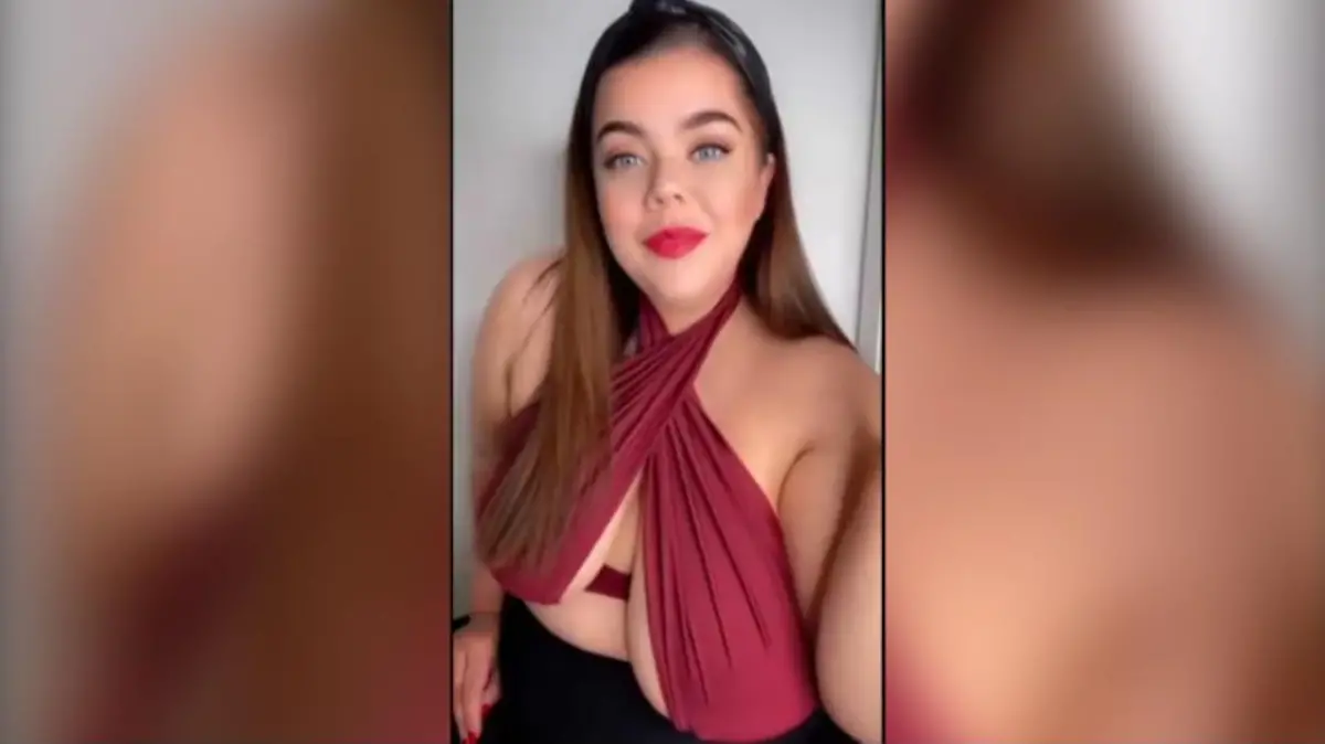 Imogen zeigt ihre Brüste.