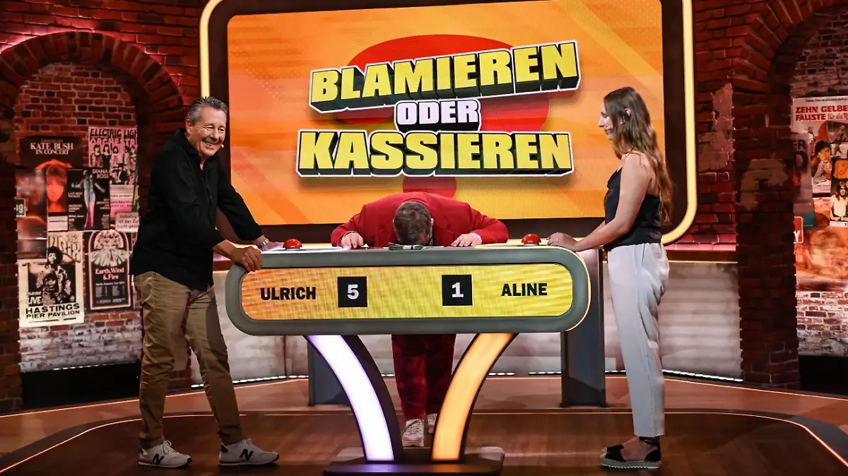 V.l.: Ulrich Wetzel, Moderator Elton und Zuschauerkandidatin Aline Noack
+++ Die Verwendung des sendungsbezogenen Materials ist nur mit dem Hinweis und Verlinkung auf RTL+ gestattet. +++