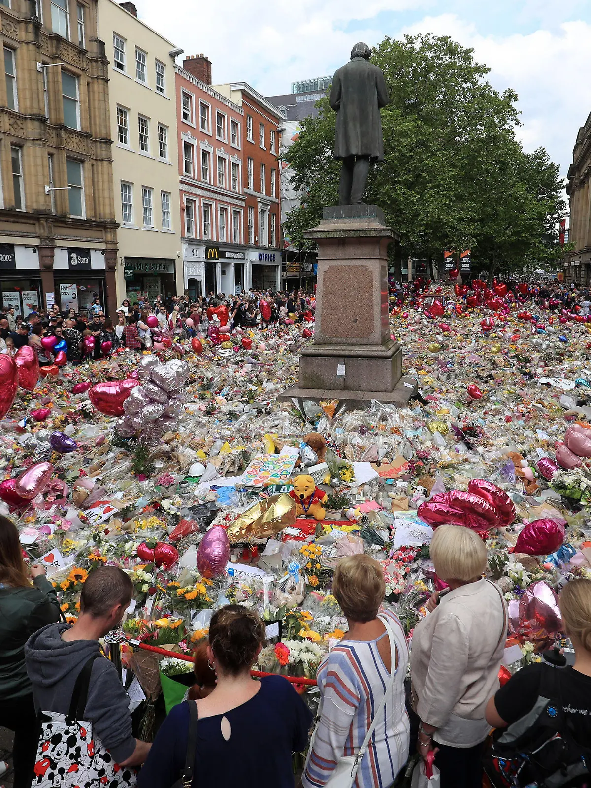 ARCHIV - 02.06.2017, Großbritannien, Manchester: Ein Meer aus Blumen, Kerzen und Andenken in Gedenken an die Opfer des Terroranschlags auf ein Popkonzert zieht am 03.06.2017 auf dem St. Ann's Square in Manchester (Großbritannien) zahlreiche Menschen an. (zu dpa: «250 Überlebende von Manchester-Attentat verklagen Geheimdienst MI5») Foto: Danny Lawson/dpa +++ dpa-Bildfunk +++