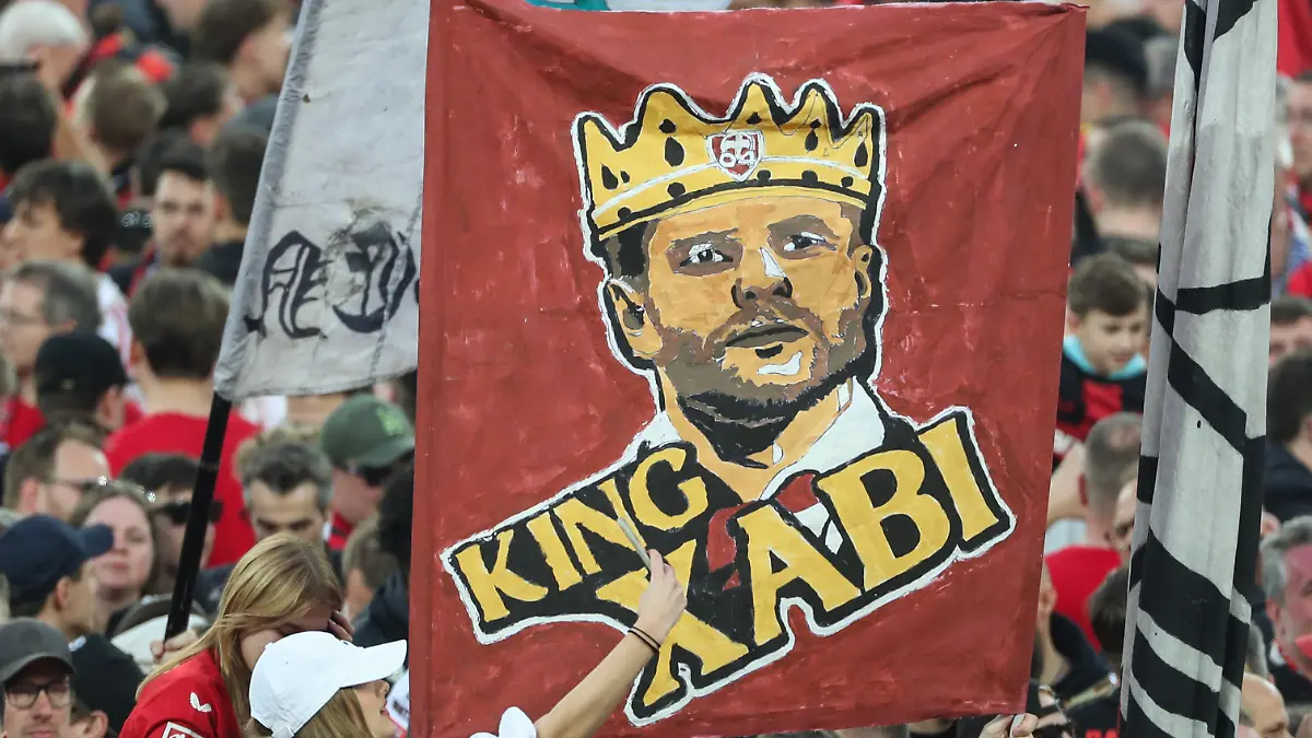 1. Bundesliga - Bayer 04 Leverkusen - SV Werder Bremen am 14.04.2024 in der BayArena in Leverkusen
Ein Doppelhalter mit King Xabi wird hochgehalten - Trainer Xabi Alonso (Leverkusen) wird mit Krone dargestellt
Foto: osnapix
DFL regulations prohibit any use of photographs as image sequences and/or quasi-video / action press