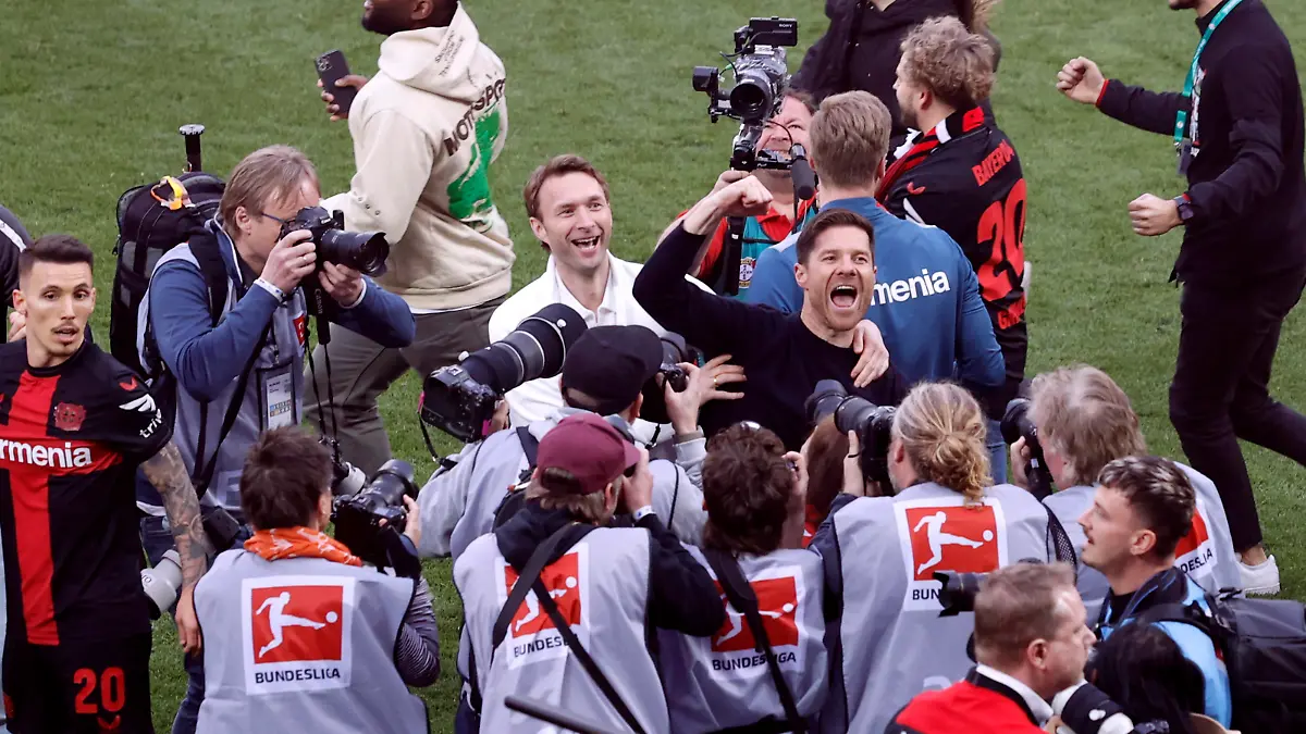 Sport Bilder des Tages ALONSO Xabier Trainer Team Bayer 04 Leverkusen Jubelt nach dem gewinn der Deutschen Meisterschaft mit Sportdirektor ROLFES Simon DFL Bundesliga Saison 2023 - 2024 Bundesliga Spiel Bayer 04 Leverkusen - Werder Bremen Bayer Leverkusen Deutscher Fussballmeister 2024 am 14.04. 2024 in Leverkusen DFL REGULATIONS PROHIBIT ANY USE OF PHOTOGRAPHS as IMAGE SEQUENCES and/or QUASI-VIDEO *** ALONSO Xabier Coach Team Bayer 04 Leverkusen Celebrates after winning the German Championship with Sports Director ROLFES Simon DFL Bundesliga Season 2023 2024 Bundesliga Match Bayer 04 Leverkusen Werder Bremen Bayer Leverkusen German Football Champion 2024 on 14 04 2024 in Leverkusen DFL REGULATIONS PROHIBIT ANY USE OF PHOTOGRAPHS as IMAGE SEQUENCES and or QUASI VIDEO Copyright: xLacixPerenyix