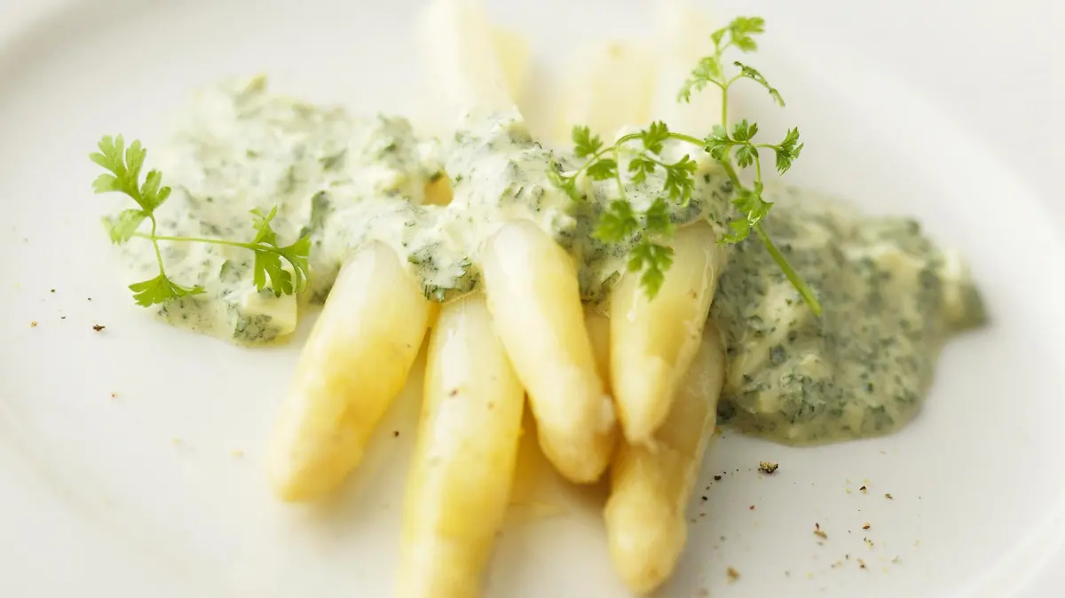Weisser Spargel mit Kerbelsauce