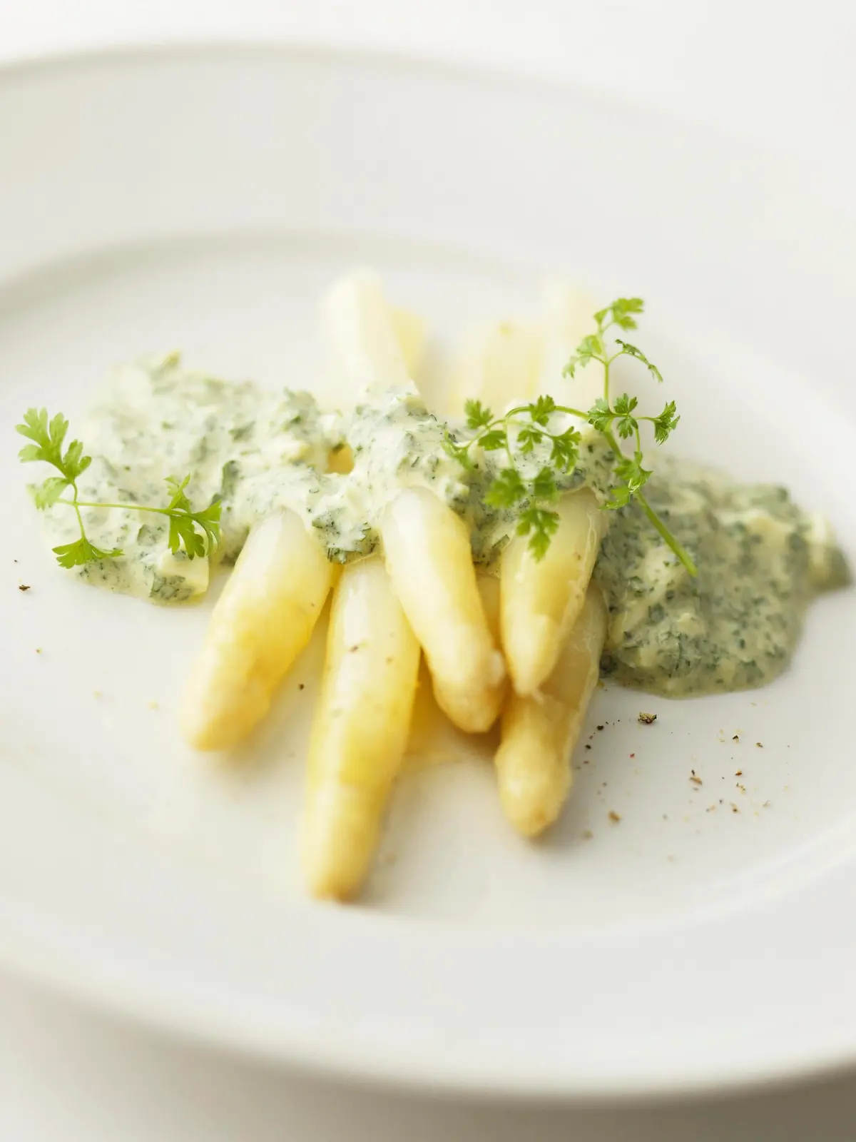 Weisser Spargel mit Kerbelsauce
