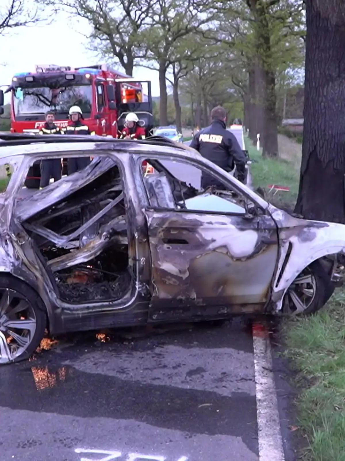 In Bissendorf, in der Nähe von Osnabrück, ist es zu einem schweren Unfall mit einem E-Auto gekommen. Aus noch ungeklärten Gründen ist das Auto von der Straße abgekommen und frontal gegen einen Baum gekracht. Dabei ging das Fahrzeug in Sekundenschnelle in Flammen auf. Zwei Menschen starben. Ein zehnjähriges Kind konnte geborgen und mit lebensgefährlichen Verletzungen ins Krankenhaus gebracht werden.