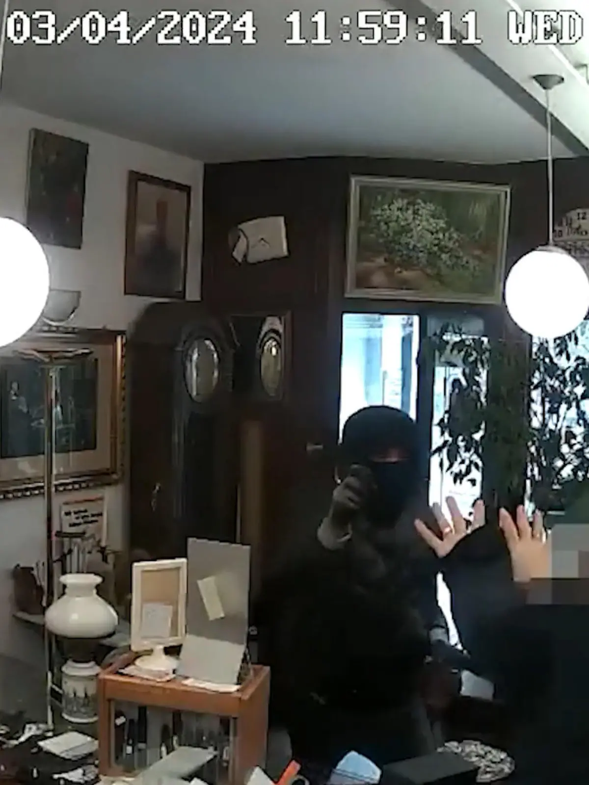 Der Räuber prügelt den 72-jährigen Uhrmacher sogar zu Boden. Ununterbrochen schlägt er auf den Kopf des Mannes ein. Eine Nachbarin bemerkt den brutalen Angriff und schreitet ein, bevor es zu spät ist. Mit diesen Videos sucht die Polizei Bremen nach Hinweisen.