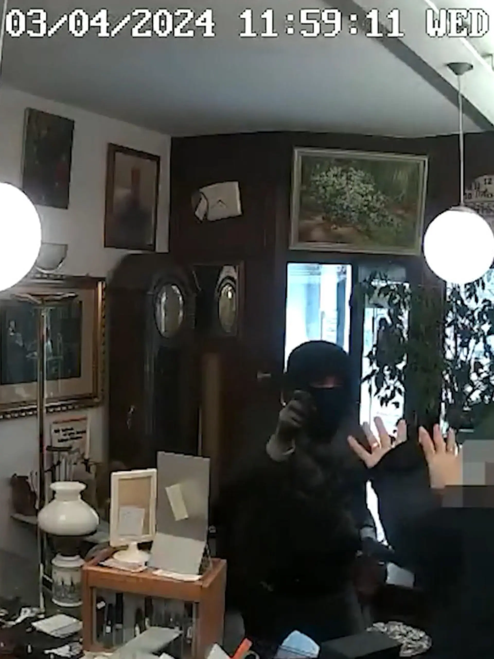 Der Räuber prügelt den 72-jährigen Uhrmacher sogar zu Boden. Ununterbrochen schlägt er auf den Kopf des Mannes ein. Eine Nachbarin bemerkt den brutalen Angriff und schreitet ein, bevor es zu spät ist. Mit diesen Videos sucht die Polizei Bremen nach Hinweisen.