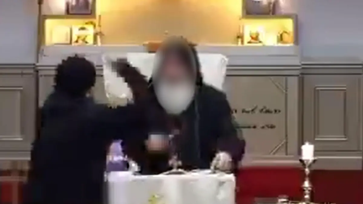 Während der Messer: In Sydney hat ein Mann einen Priester angegriffen.