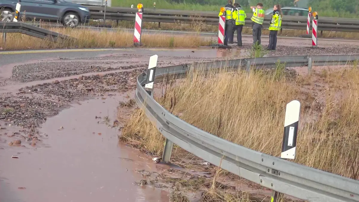 Schwere Unwetter über dem Südwesten: Straßen sind überflutet, viele Keller laufen voller Wasser Tausende Einsätze für die Feuerwehren im Südwesten Einsatzwagen der Malteser steckt in Wiesloch im Wasser fest ganze Wohnsiedlung in Sandhau Schwere Unwetter über dem Südwesten: Straßen sind überflutet, viele Keller laufen voller Wasser Tausende Einsätze für die Feuerwehren im Südwesten Einsatzwagen der Malteser steckt in Wiesloch im Wasser fest ganze Wohnsiedlung in Sandhausen läuft voller Wasser Autobahn A8 bei Pforzheim wegen Erdrutsch gesperrt *** Severe thunderstorms over the southwest streets are flooded, many cellars run full of water Thousands of deployments for the fire departments in the so Copyright: xEinsatz-Report24x/xFabianxGeierx