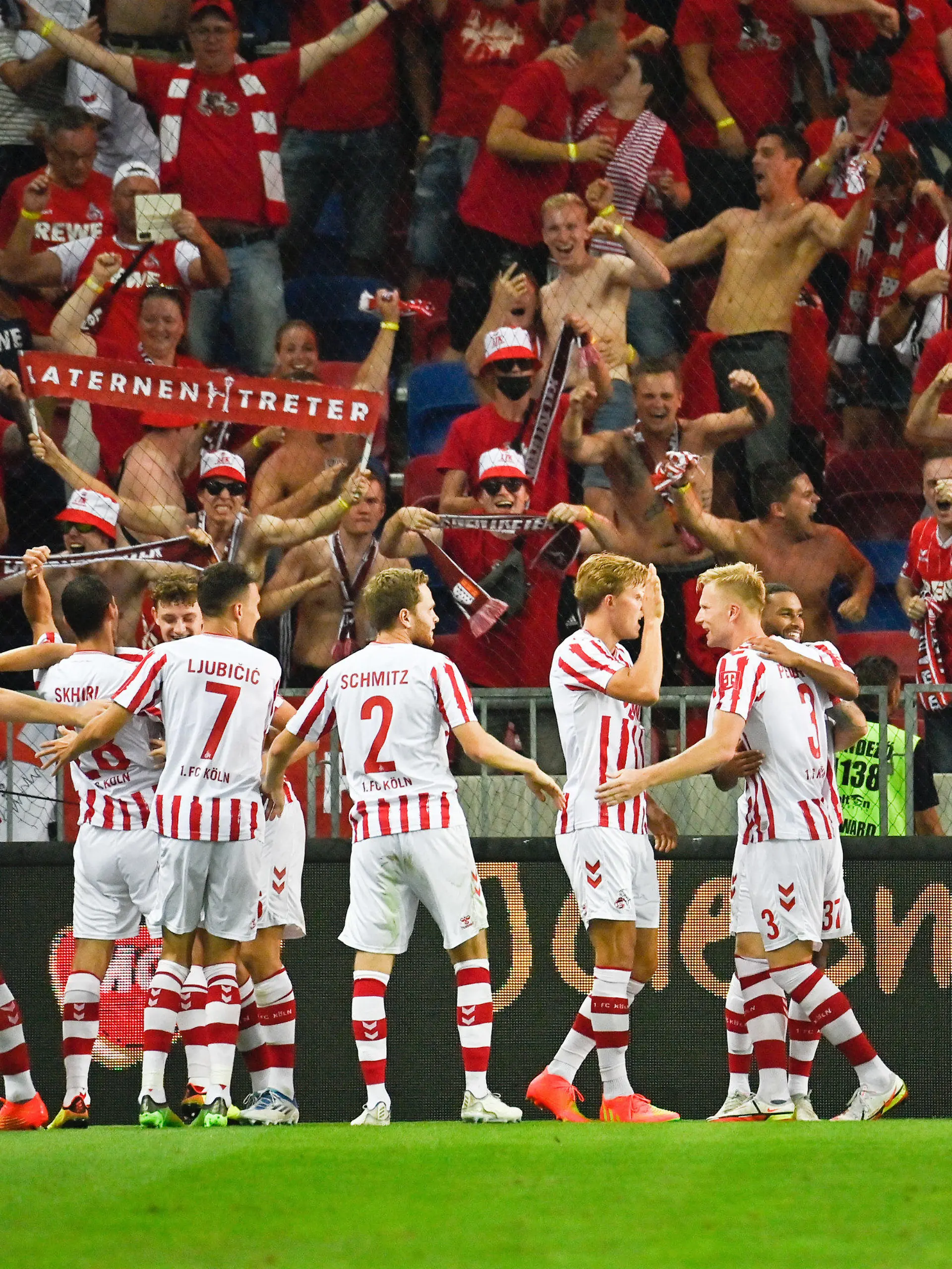 dpatopbilder - 25.08.2022, Ungarn, Székesfehérvár: Fußball: UEFA Europa Conference League-Qualifikation, Mol Fehérvár - 1. FC Köln, 4. Runde, Rückspiele, Sóstói-Stadion Szekesfehervar. Kölns Mannschaft jubelt nach dem Treffer zum 0:2. Foto: Marton Monus/dpa +++ dpa-Bildfunk +++
