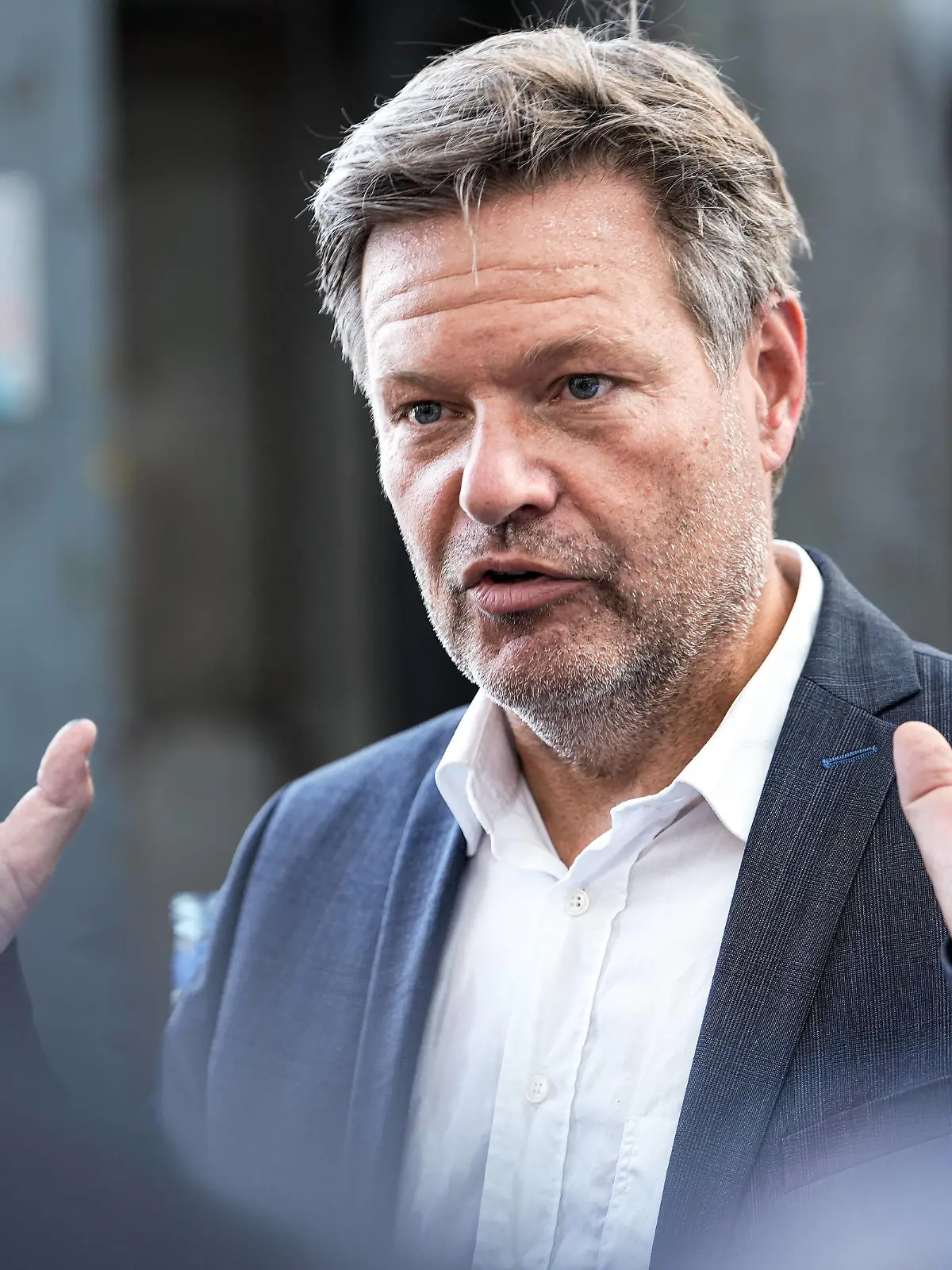 Bundeswirtschaftsminister und Landeswirtschaftsministerin NRW informieren sich ueber den Klimahafen Gelsenkirchen Aktuell, 25.08.2022, Berlin, Wirtschafts- und Klimaminister Robert Habeck Gruene im Portrait bei Besichtigung der Firma ZinQ den Klimahafen Gelsenkirchen Gelsenkirchen Nordrhein-Westfalen Deutschland *** Federal Minister of Economics and Minister of Economics of North Rhine-Westphalia inform about the climate port Gelsenkirchen News, 25 08 2022, Berlin, Minister of Economics and Climate Robert Habeck Gruene in portrait during visit of the company ZinQ the climate port Gelsenkirchen Gelsenkirchen North Rhine-Westphalia Germany 