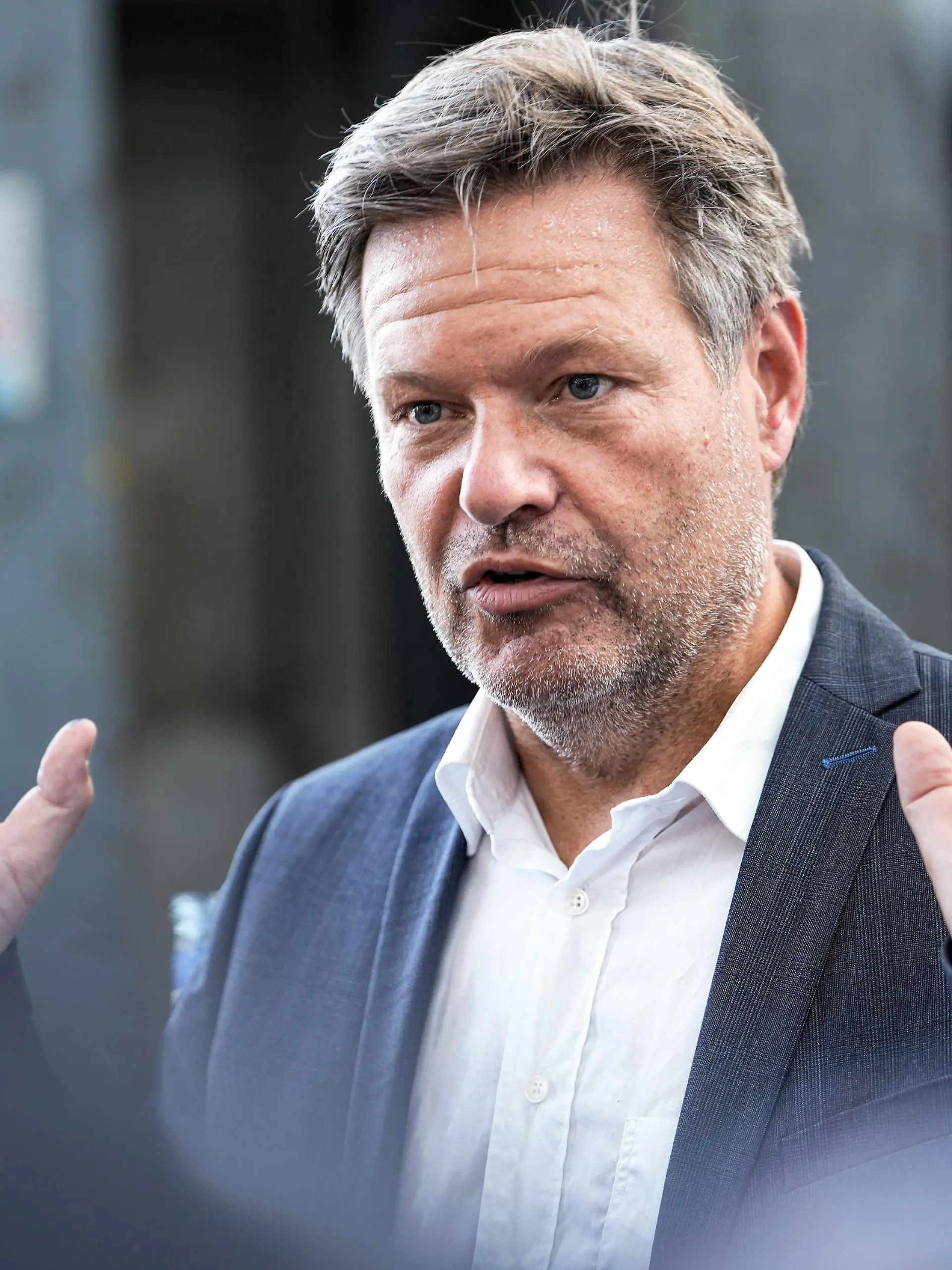 Bundeswirtschaftsminister und Landeswirtschaftsministerin NRW informieren sich ueber den Klimahafen Gelsenkirchen Aktuell, 25.08.2022, Berlin, Wirtschafts- und Klimaminister Robert Habeck Gruene im Portrait bei Besichtigung der Firma ZinQ den Klimahafen Gelsenkirchen Gelsenkirchen Nordrhein-Westfalen Deutschland *** Federal Minister of Economics and Minister of Economics of North Rhine-Westphalia inform about the climate port Gelsenkirchen News, 25 08 2022, Berlin, Minister of Economics and Climate Robert Habeck Gruene in portrait during visit of the company ZinQ the climate port Gelsenkirchen Gelsenkirchen North Rhine-Westphalia Germany 
