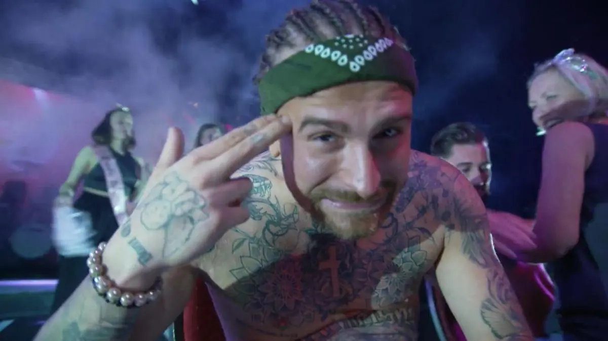 Gigi Birofio bei den Sixx Paxx auf der Bühne