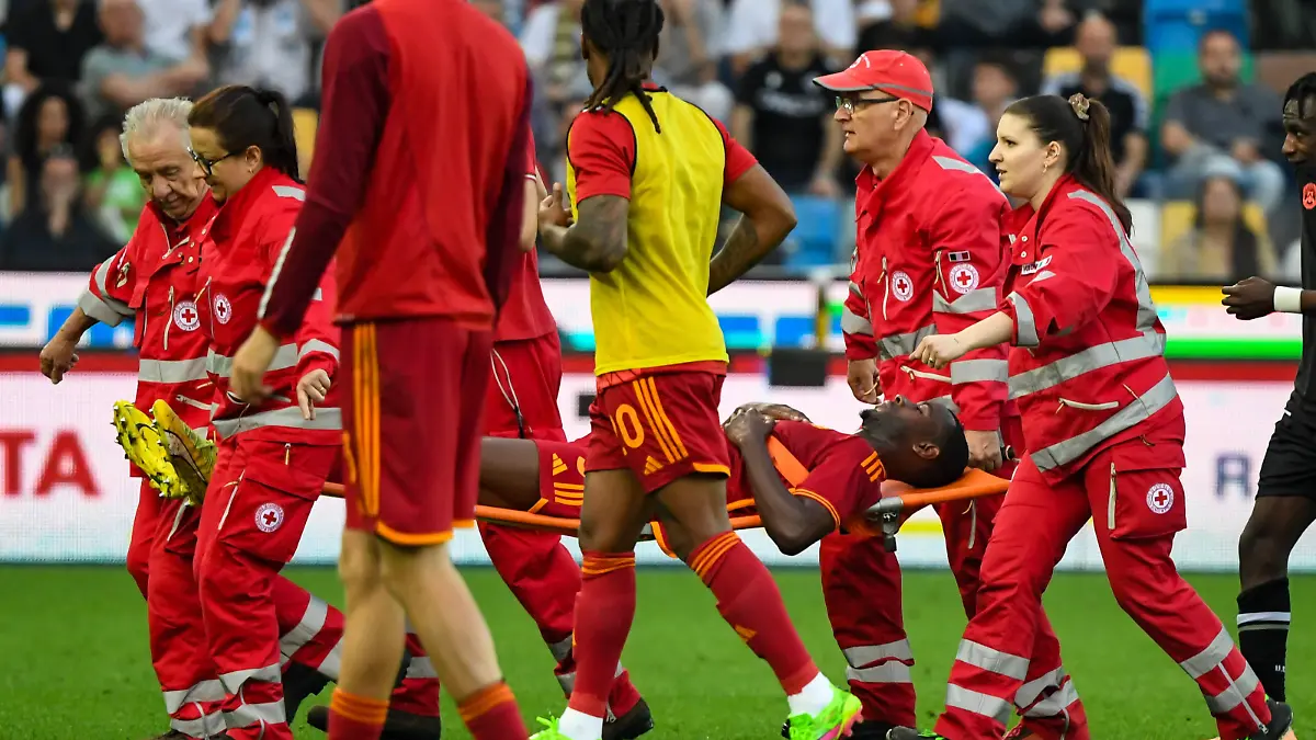 Roma's Evan Ndicka leaves on a stretcher during Udinese Calcio vs AS Roma, Italian soccer Serie A match in Udine, Italy, April 14 2024 / action press