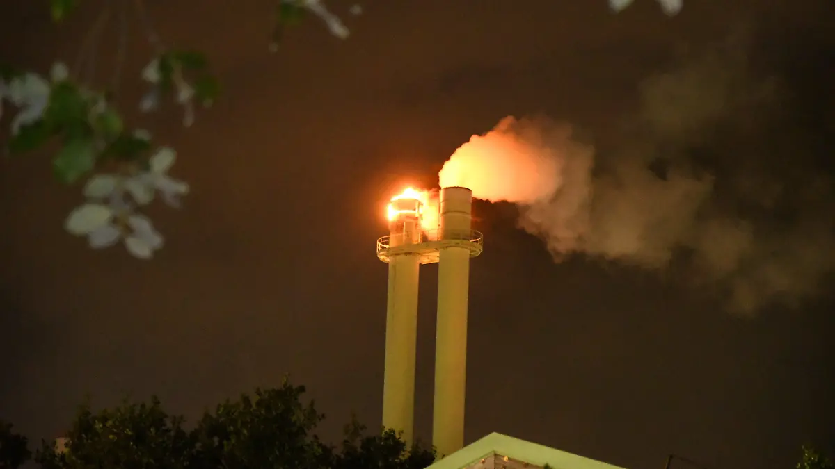 25.08.2022, Hamburg: Flammen schlagen aus einem Schornstein einer Müllverbrennungsanlage im Hamburger Stadtteil Billbrook. Ein Brand in einer Müllverbrennungsanlage im Hamburger Stadtteil Billbrook hat einen Großeinsatz der Feuerwehr ausgelöst. Wegen der starken Rauchentwicklung und Geruchsbelästigung wurden Anwohner in der Nacht zum Freitag gebeten, Fenster und Türen geschlossen zu halten sowie Lüftungen und Klimaanlagen abzustellen. Verletzt wurde nach ersten Erkenntnissen niemand, wie die Polizei weiter mitteilte. Die Ursache des Brands und andere Details waren zunächst unklar. Foto: Tiedemann/Vifogra/dpa +++ dpa-Bildfunk +++