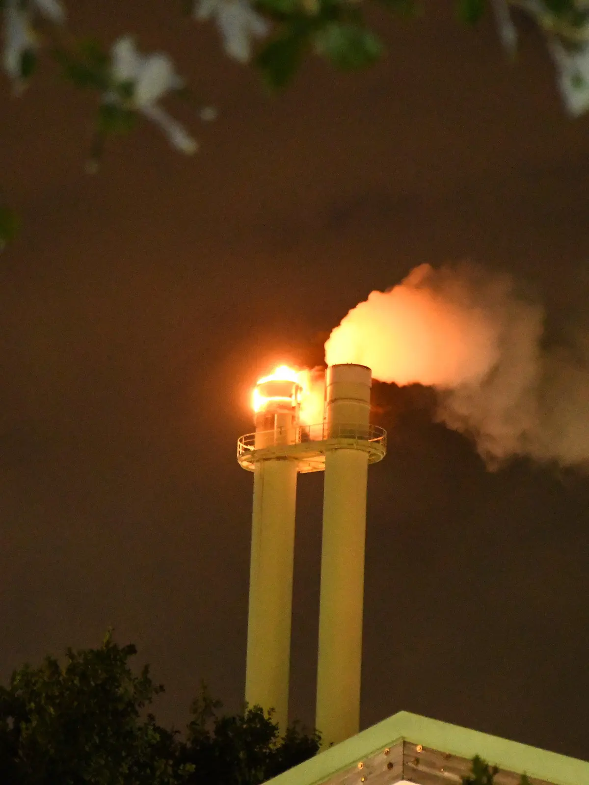 25.08.2022, Hamburg: Flammen schlagen aus einem Schornstein einer Müllverbrennungsanlage im Hamburger Stadtteil Billbrook. Ein Brand in einer Müllverbrennungsanlage im Hamburger Stadtteil Billbrook hat einen Großeinsatz der Feuerwehr ausgelöst. Wegen der starken Rauchentwicklung und Geruchsbelästigung wurden Anwohner in der Nacht zum Freitag gebeten, Fenster und Türen geschlossen zu halten sowie Lüftungen und Klimaanlagen abzustellen. Verletzt wurde nach ersten Erkenntnissen niemand, wie die Polizei weiter mitteilte. Die Ursache des Brands und andere Details waren zunächst unklar. Foto: Tiedemann/Vifogra/dpa +++ dpa-Bildfunk +++