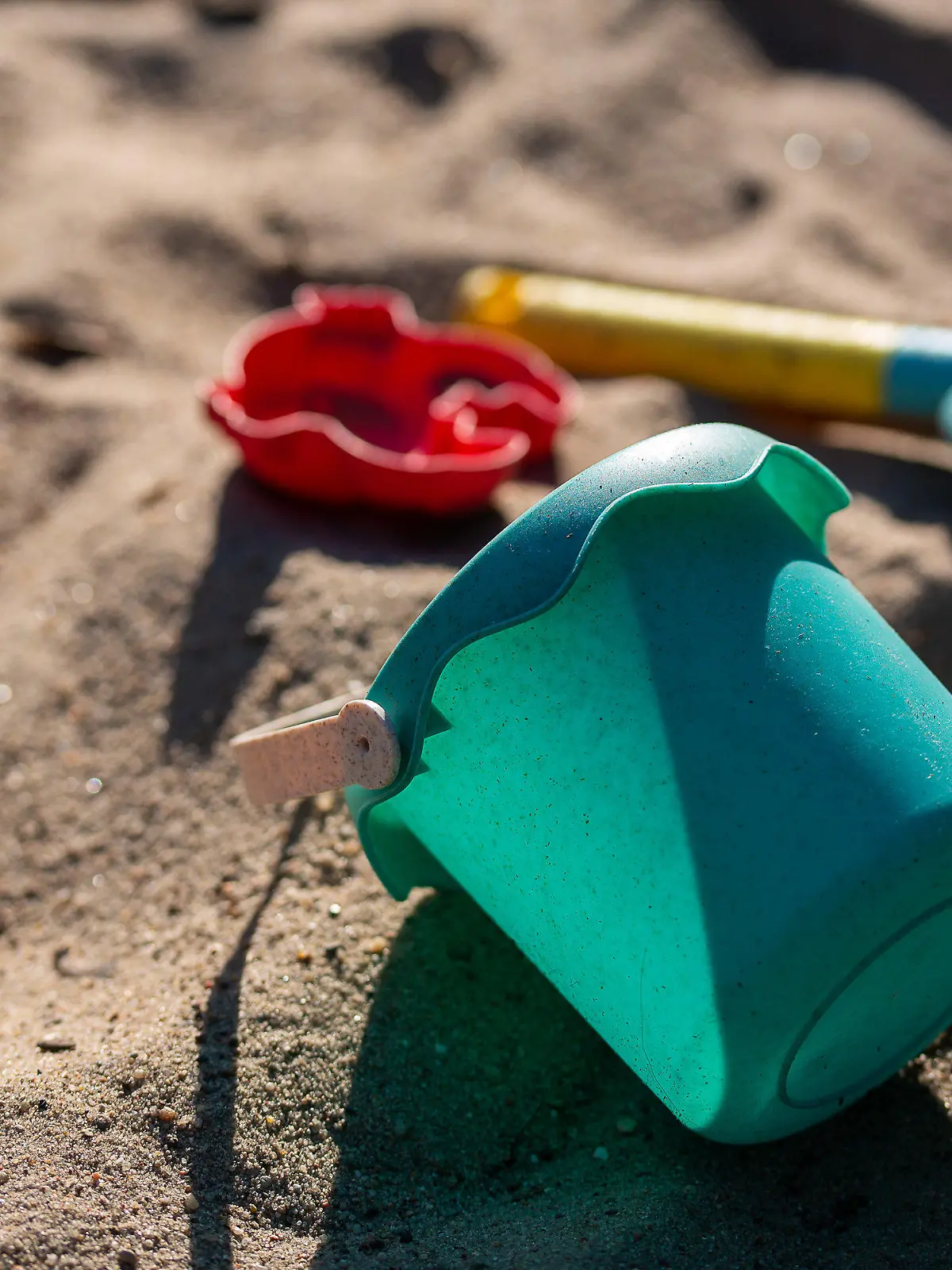 SYMBOLBILD - 09.05.2023, Berlin: Sandspielzeug liegt auf einem Spielplatz in einem Sandkasten. (zu dpa: «In Hessen gibt es sieben «Kinderfreundliche Kommunen»») Foto: Fernando Gutierrez-Juarez/dpa +++ dpa-Bildfunk +++