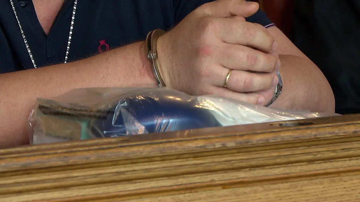 Der Angeklagte Walter B. trägt an seiner rechten Hand einen goldenen Ring.