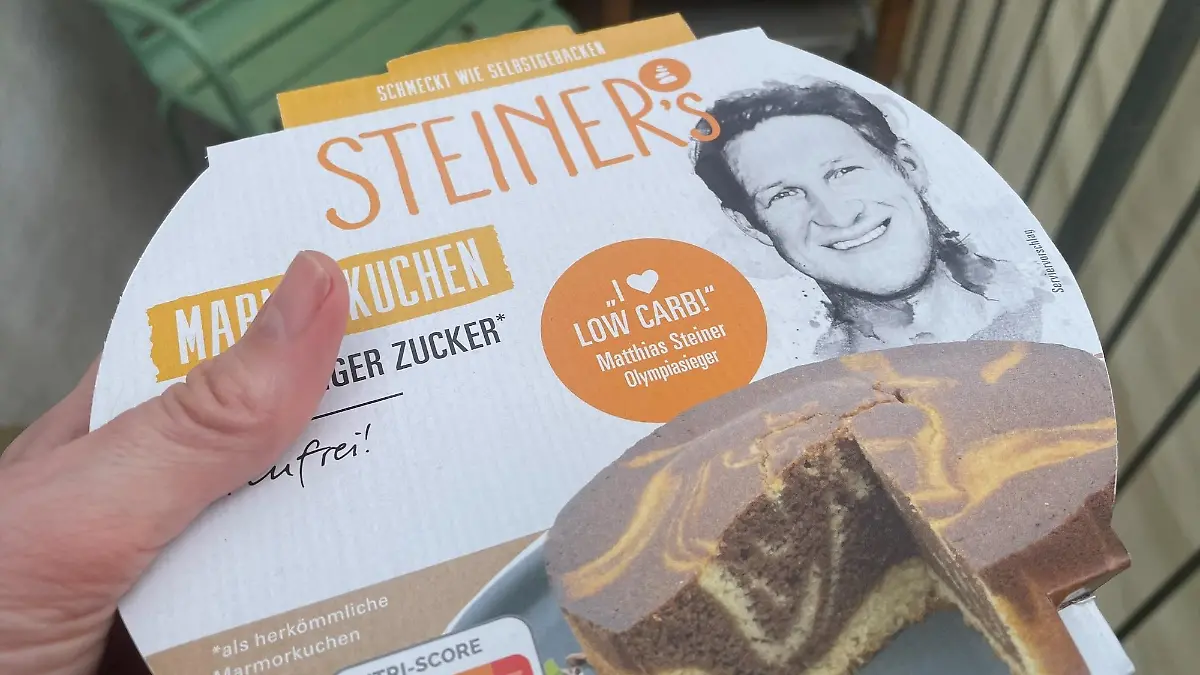 Hand hält Verpackung von Steiner´s Marmorkuchen.