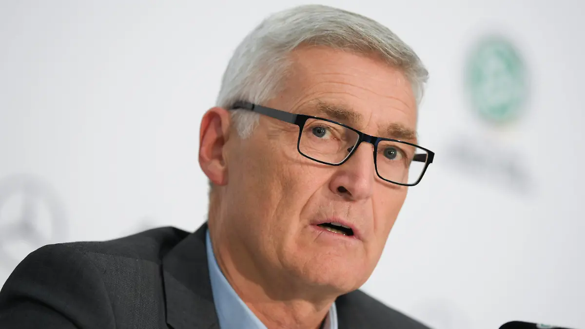 ARCHIV - 11.01.2018, Hessen, Frankfurt/Main: Lutz Michael Fröhlich, Sportlicher Leiter der Elite-Schiedsrichter, spricht während einer Pressekonferenz von DFB. Fröhlich verurteilt Drohungen gegen Schiedsrichter Martin Speckner. Der Tatverdächtige wurde nun ermittelt. (zu dpa: «Morddrohung gegen Schiedsrichter: DFB meldet Ermittlungserfolg») Foto: Arne Dedert/dpa +++ dpa-Bildfunk +++