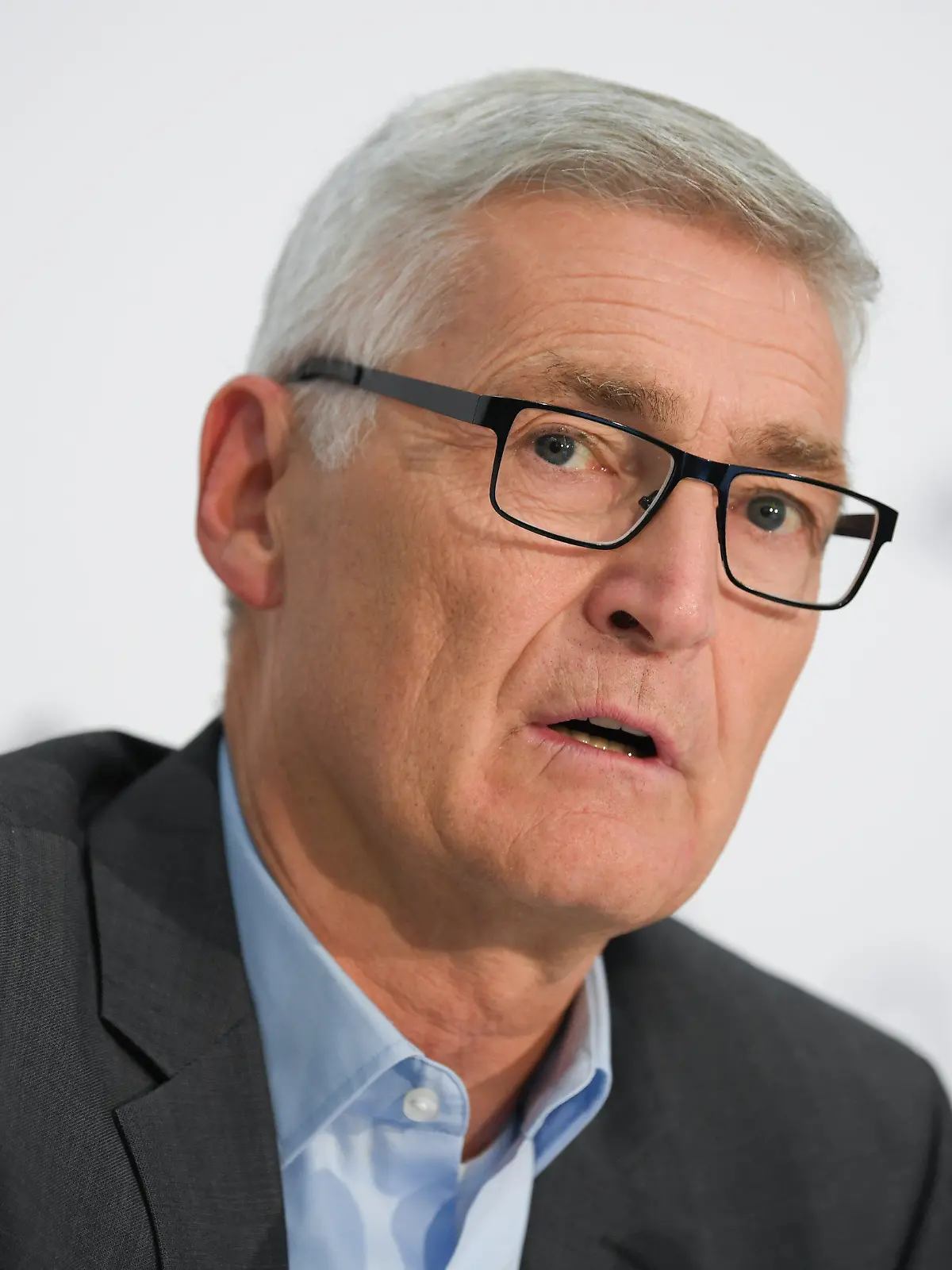 ARCHIV - 11.01.2018, Hessen, Frankfurt/Main: Lutz Michael Fröhlich, Sportlicher Leiter der Elite-Schiedsrichter, spricht während einer Pressekonferenz von DFB. Fröhlich verurteilt Drohungen gegen Schiedsrichter Martin Speckner. Der Tatverdächtige wurde nun ermittelt. (zu dpa: «Morddrohung gegen Schiedsrichter: DFB meldet Ermittlungserfolg») Foto: Arne Dedert/dpa +++ dpa-Bildfunk +++